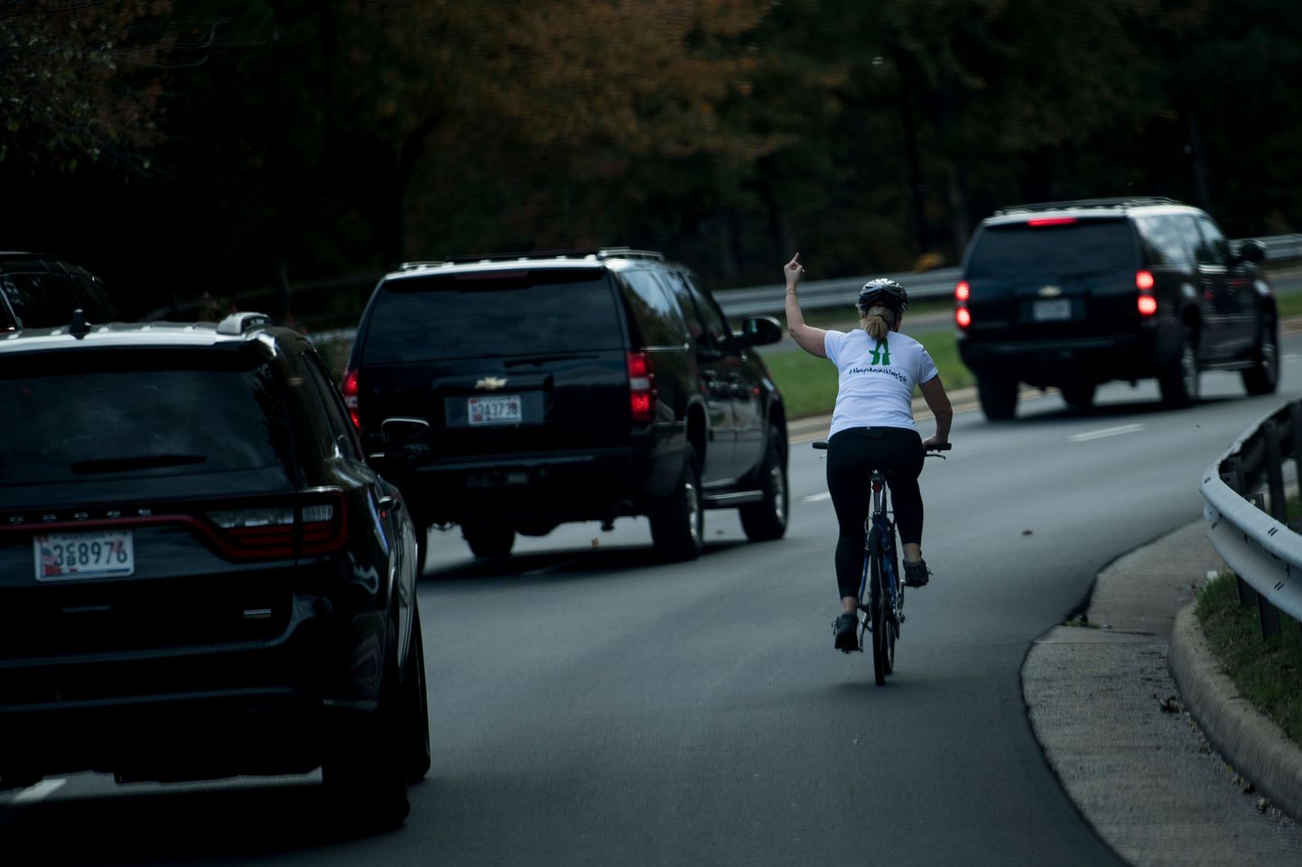 Jalgrattur näitamas Donald Trumpile ja ta kaaskonnale keskmist sõrme