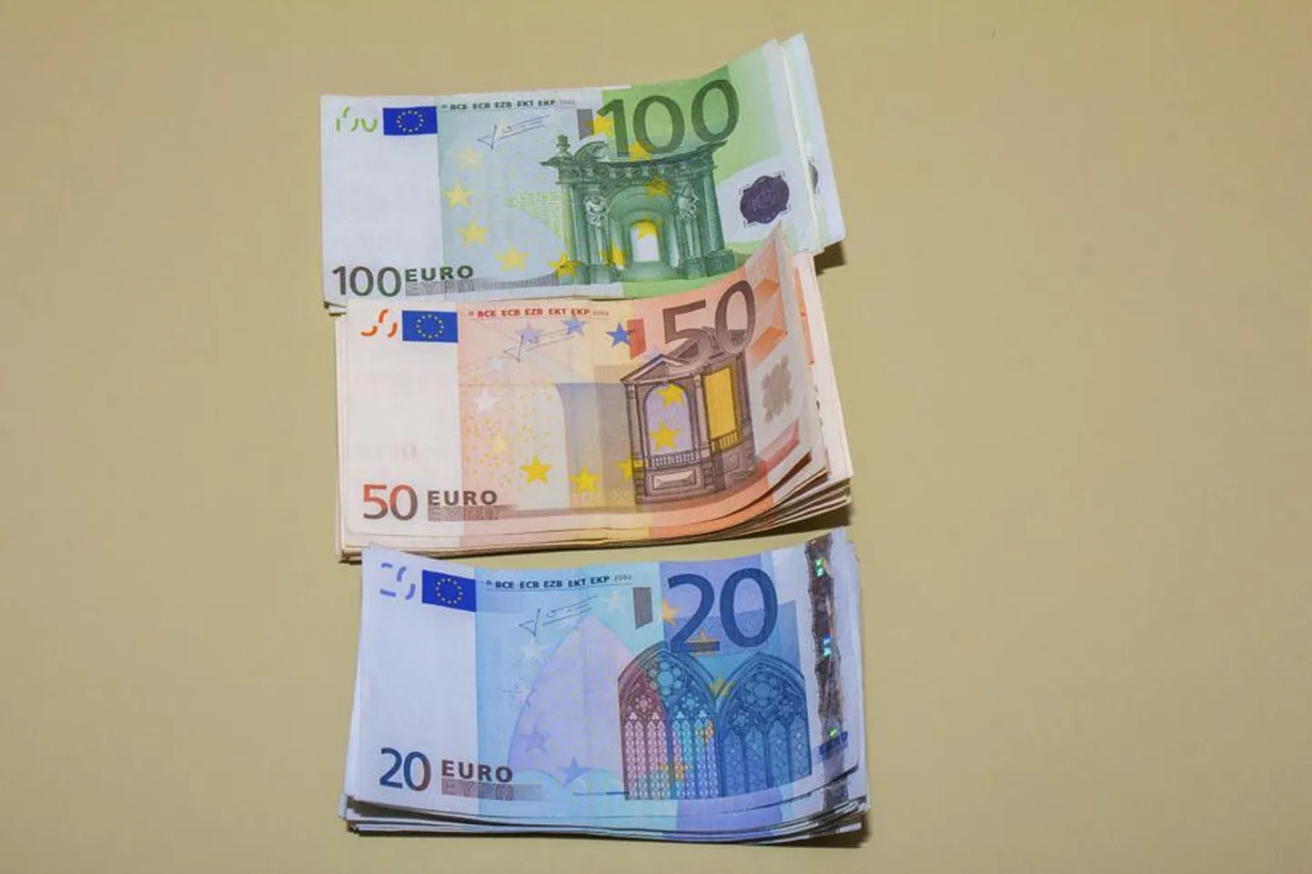Pärsti vald ja lastefond toetasid kokku 2915 euroga kolmekuuse Margi Inglismaale ravi saama minekut.