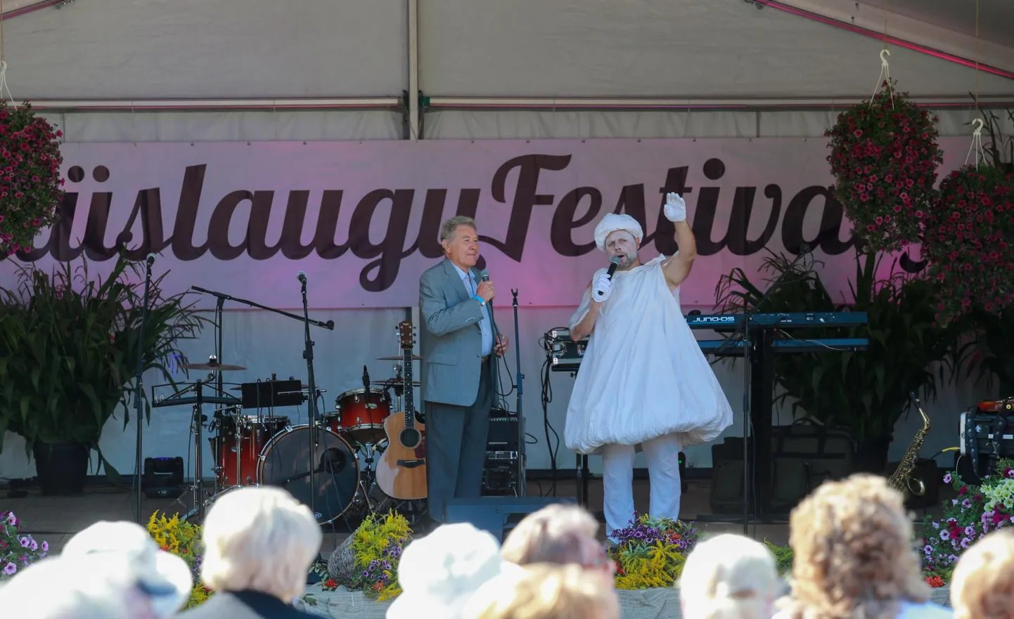 Küüslaugufestivali pealava esimene esineja oli Voldemar Kuslap, keda tutvustas päevajuht Mr Küüslauk ehk Arlet Palmiste.