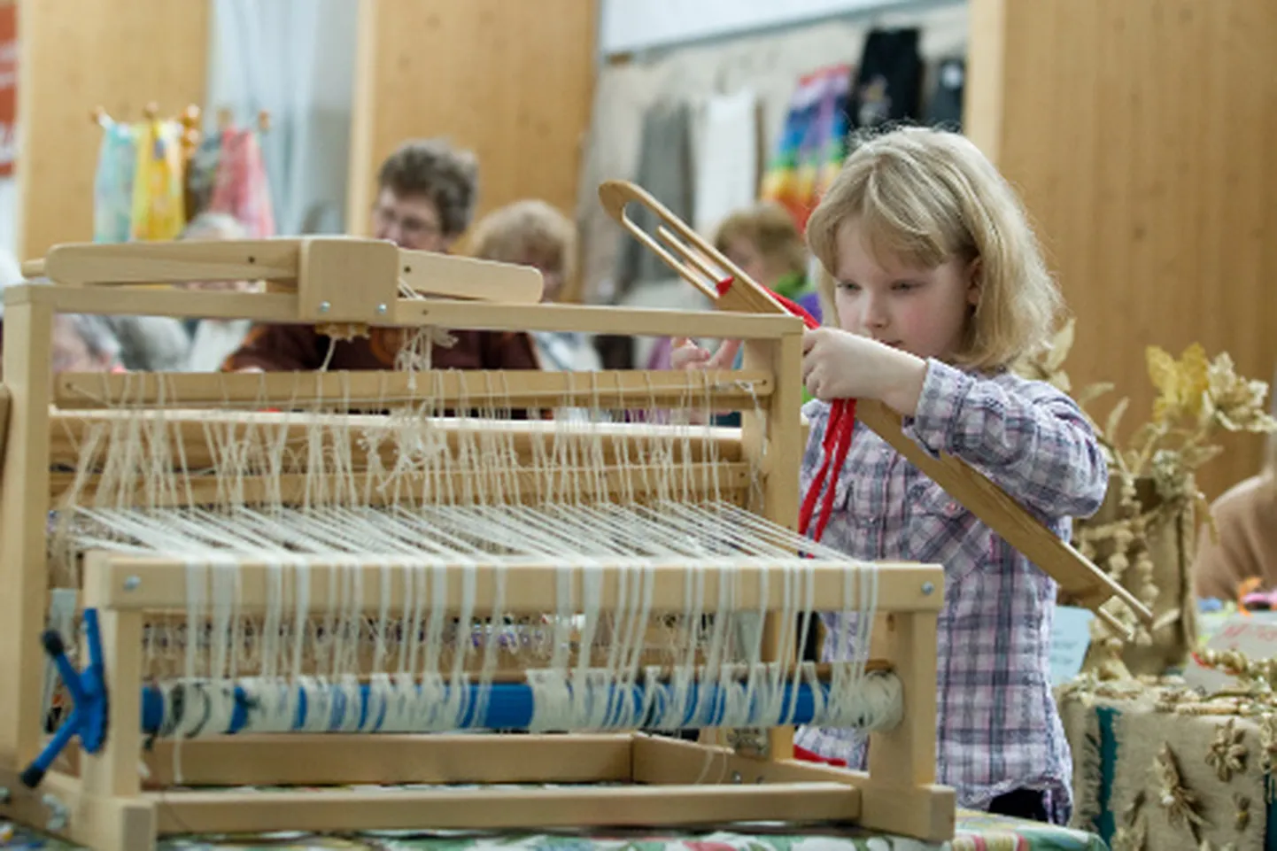 Väikesed nobenäpud saavad ka tänavu "Viru nikerdajal" pusida väikestel kangastelgedel.