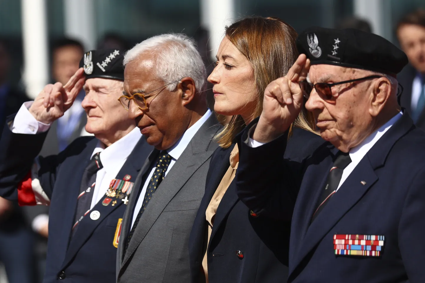Poola veteranid Janusz Komorowski (vasakul) ja Janusz Maksumowic (paremal) täna Strasbourgis Euroopa Parlamendi hoone juures koos Euroopa Parlamendi presidendi Roberta Metsola ja Euroopa Ülemkogu eesistuja António Costaga.