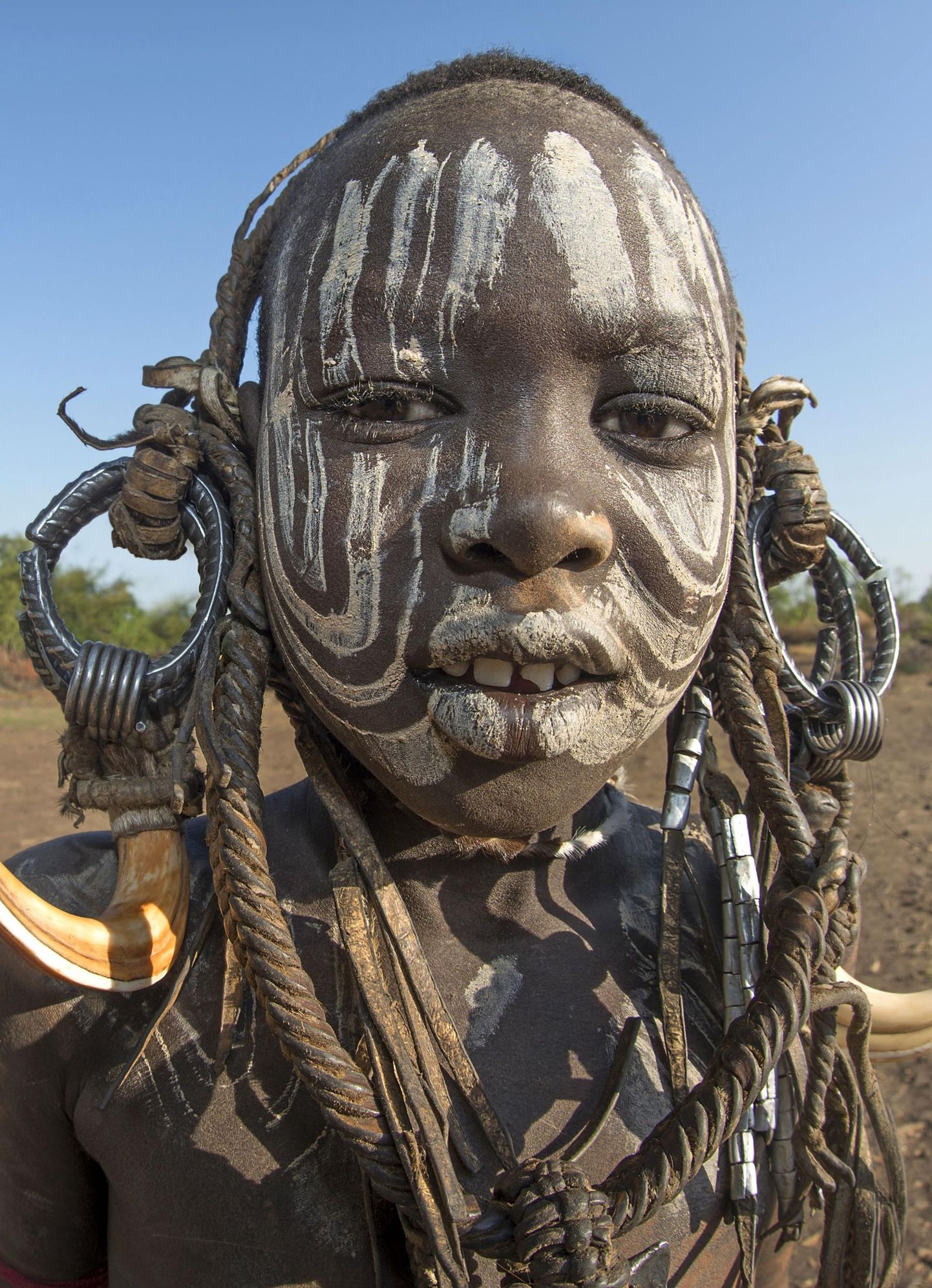 Enese augustamise ja rõngastega ehtimise komme on tuhandeid aastaid vana. See Etioopias Omo orus elava Omi hõimu liige elab iidsete tavade järgi ning eri kehaosades olevad rõngad näitavad tema positsiooni.