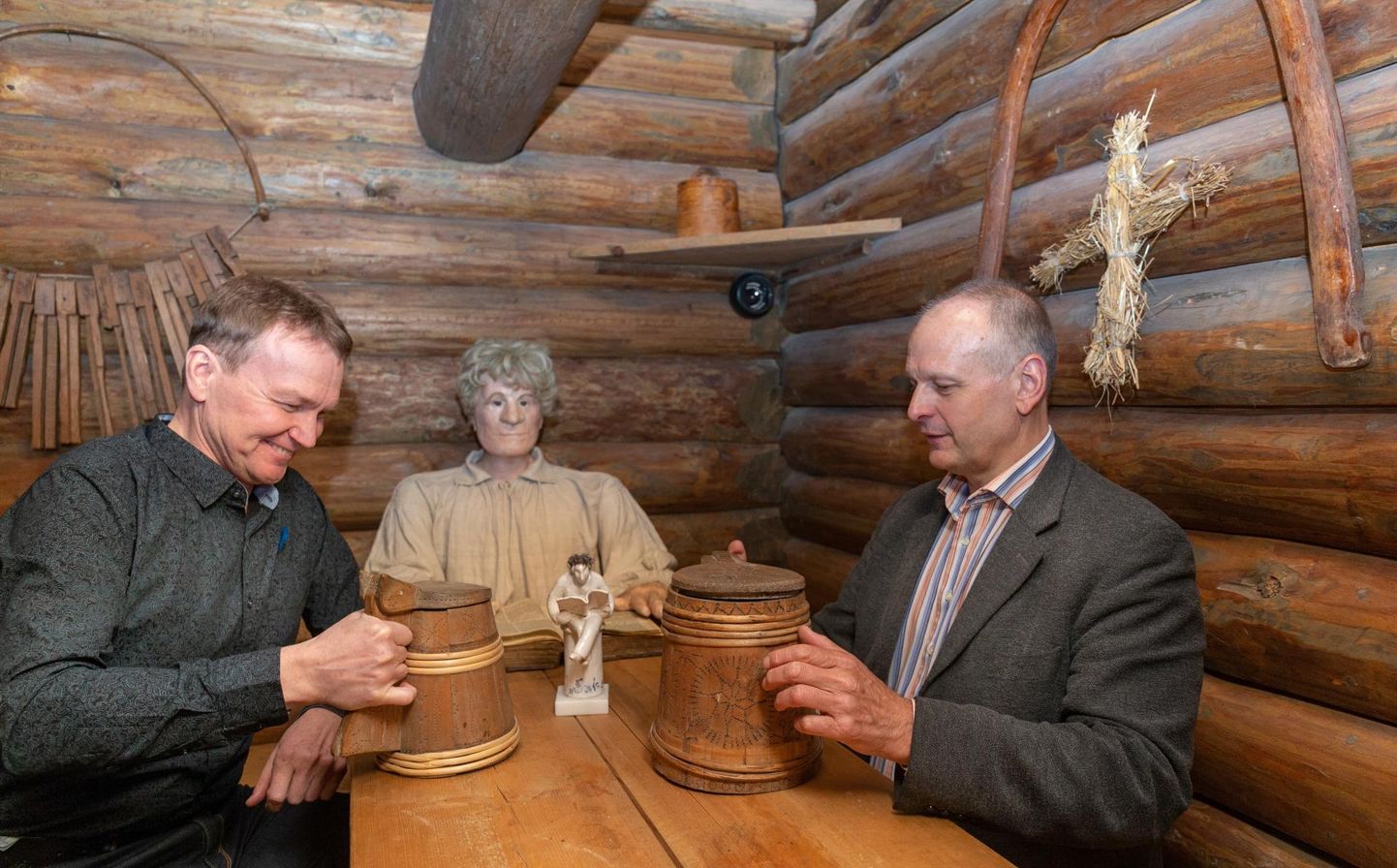 Viljandi abilinnapea Kalvi Märtin (paremal) andis "Lehelugeja" kuju muuseumi direktorile Jaak Pihlakule üle muuseumi talukambriks kujundatud ruumis. Laua otsas tunnistab toimuvat mannekeen Evald.