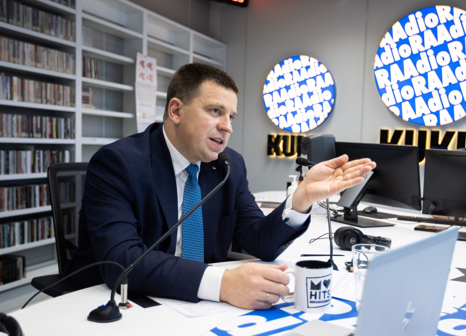Peaminister Jüri Ratas jääb eneseisolatsioonis olles 12. detsembrini kaugtööle, mis tähendab, et ta ei saa sel ajal endale lubada ka erinevate raadiojaamade ja telestuudiote külastamist.