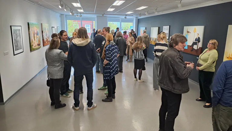 Näituse avamisel 16. mai õhtul kogunes galerii rahvast täis.