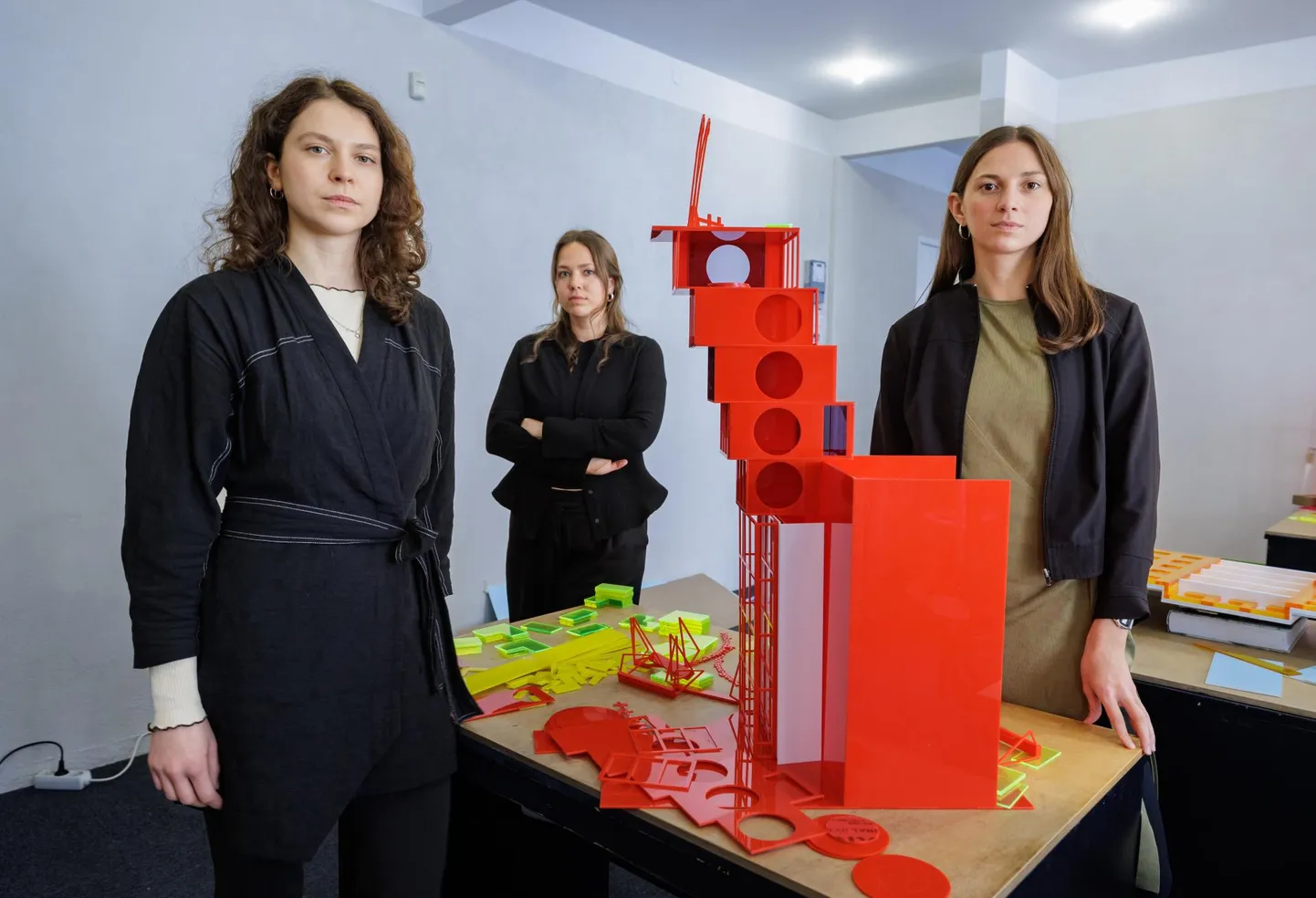 Veneetsia arhitektuuribiennaali Eesti väljapaneku kuraatorid, arhitektid Elina Liiva (vasakult), Keiti Lige ja Helena Männa. Nende vahel on katse plastmassist ja punaseks teha ideed elamute renoveerimiseks.
