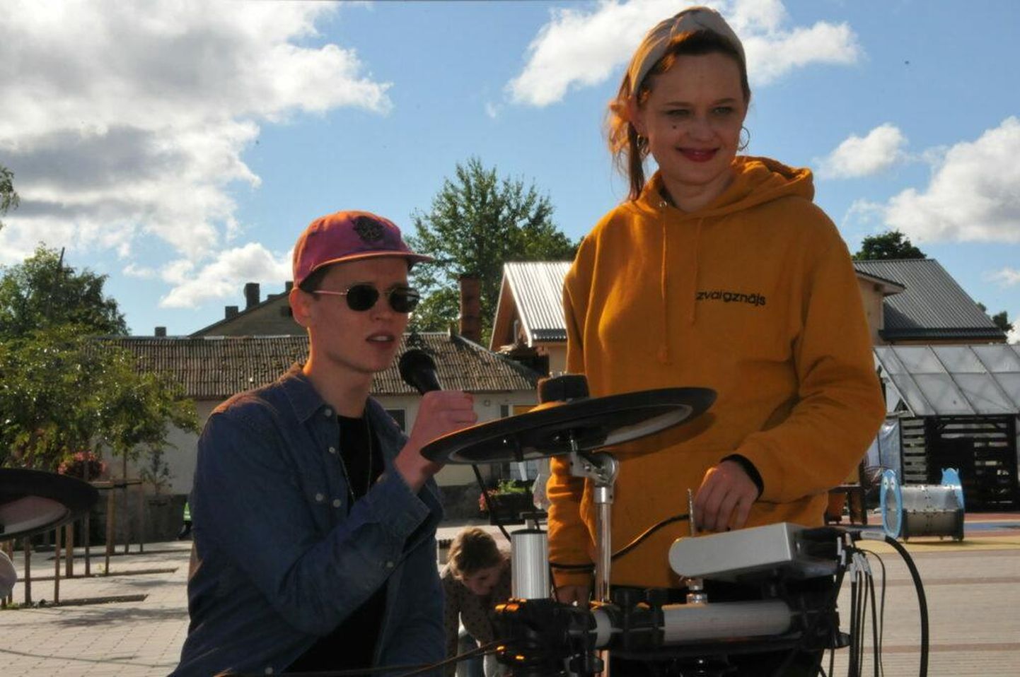 Muusikalise kampaania algataja Agnese Rakovska (paremal) Valka kesklinnas