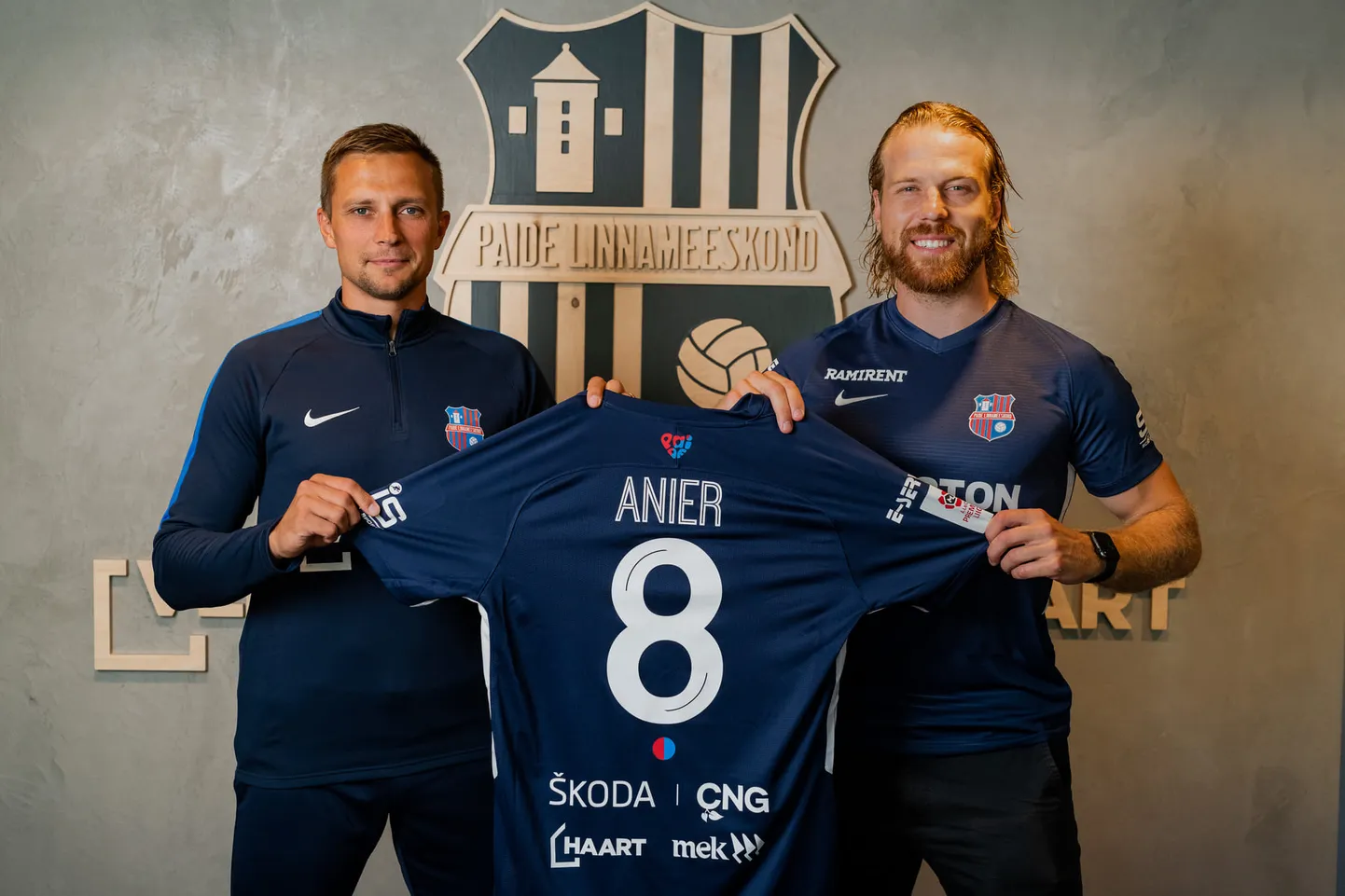 Paide linnameeskonna spordidirektor Gert Kams 8vasakul) ja värske linnameeskonna ründaja Henri Anier.