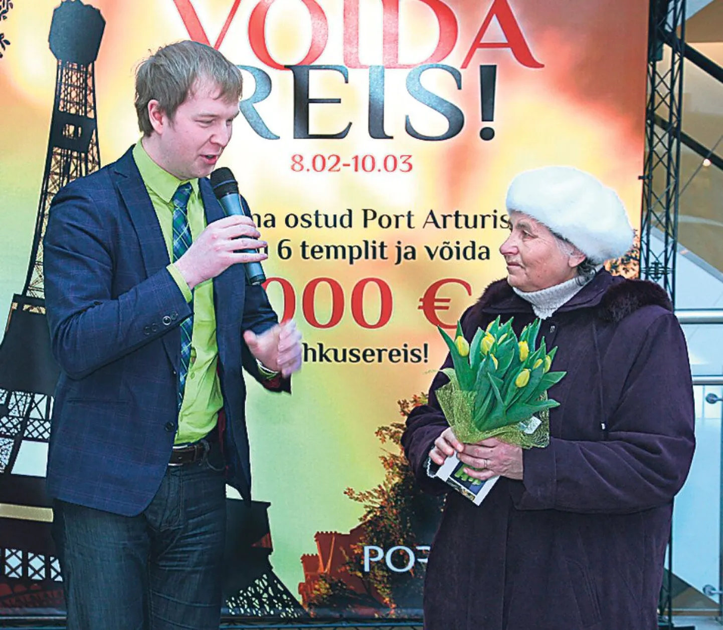 Port Arturi tegevjuht Keit Nestor andis Liivi Miilbergile üle kaubanduskeskuse reisikampaania peaauhinnaks olnud 1000eurose reisitšeki.