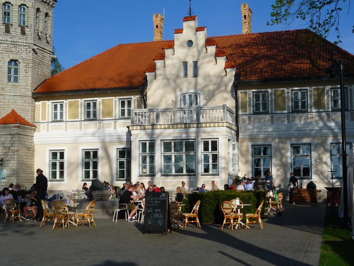 Riviera Palais Brasserie Maarjamäe lossi õuel. Vihma eest kaitsev telk jääb murualale.FOTO: Britt Rosen