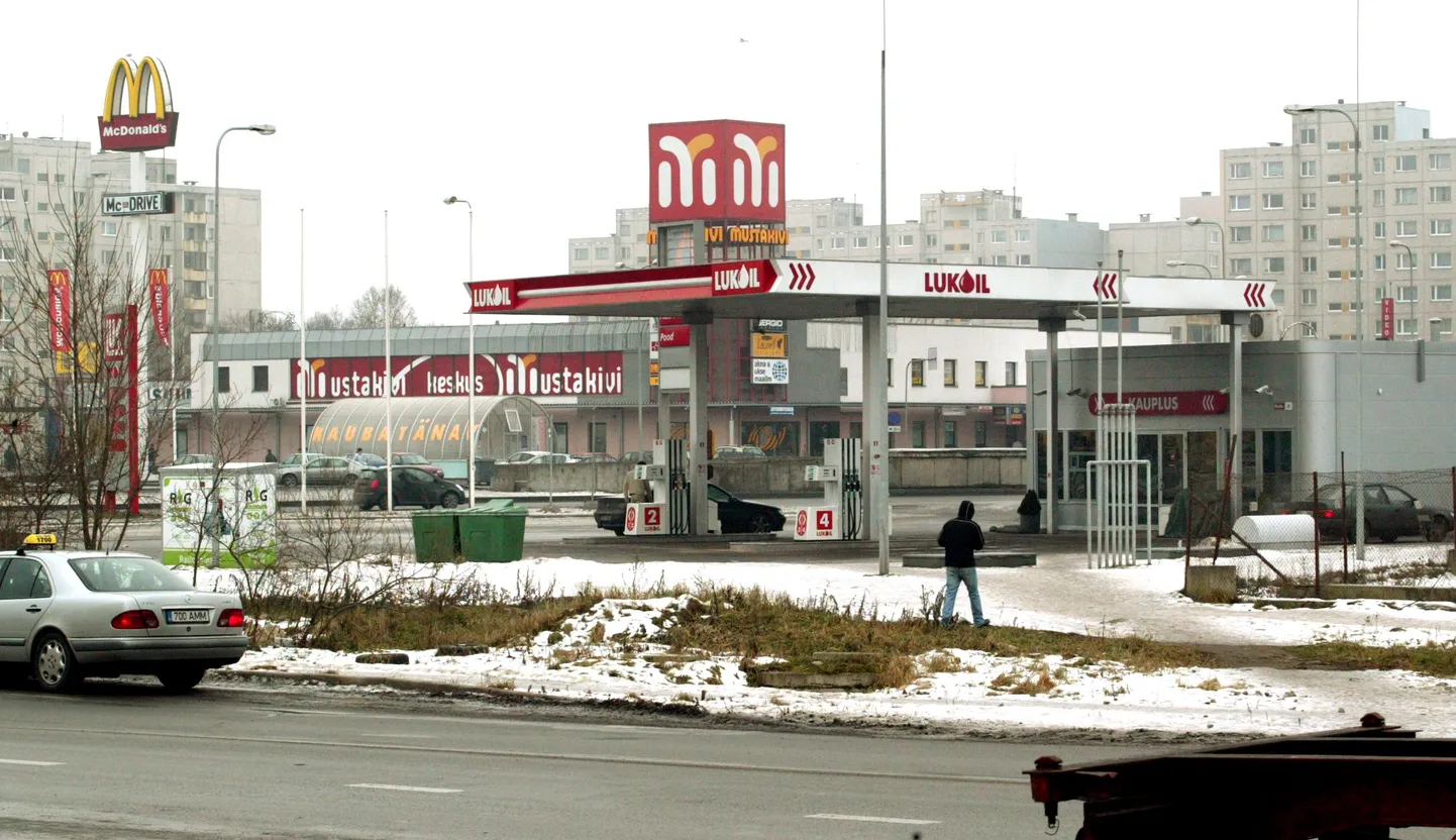 Заправка "Лукойл" у торгового центра "Мустакиви". Снимок иллюстративный.
