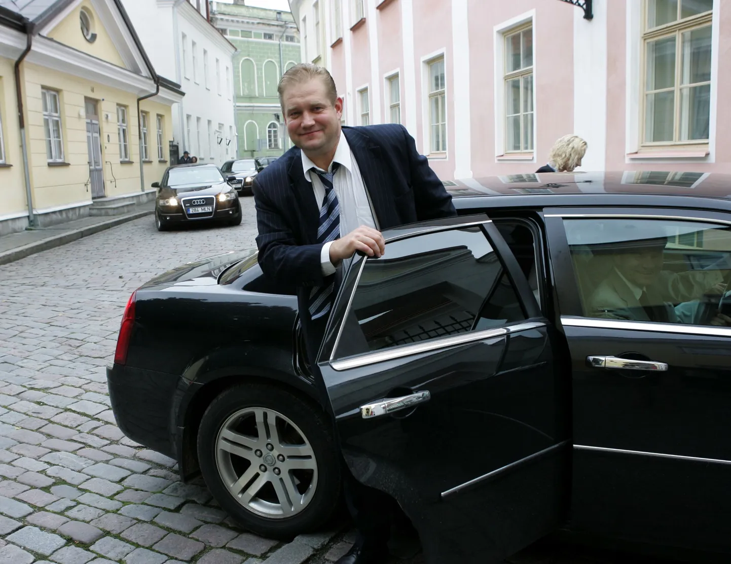Rahandusminister Ivari Padar suundumas täna valitsuse kabinetiistungile.