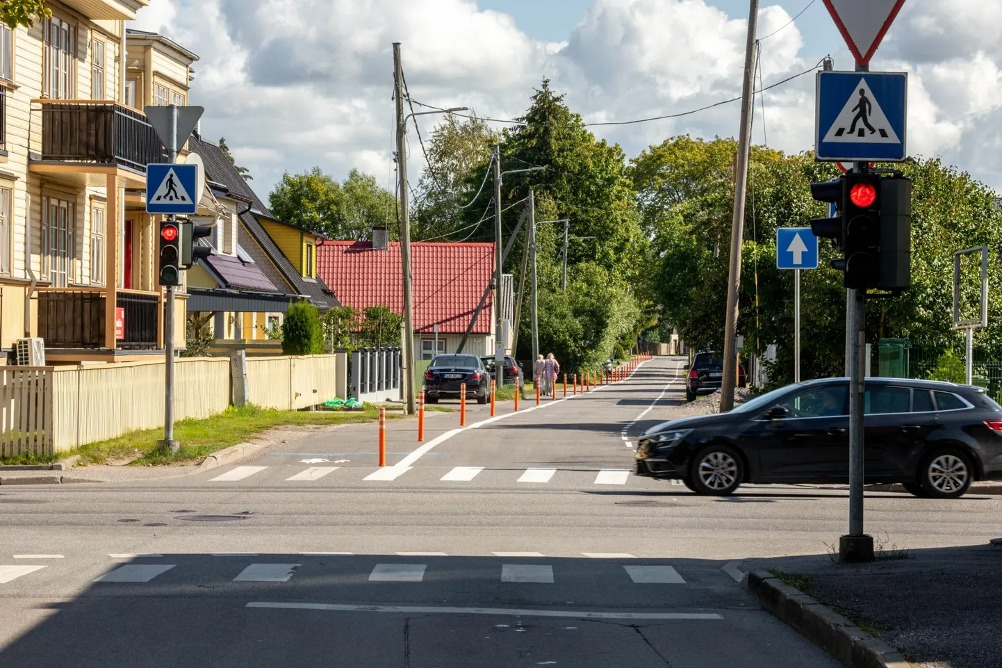 Rohu ja Lille tänava lõigud muudeti ühesuunaliseks ja kummagi tänavalõigu äärde rajati kummipostidega eraldatud liikumisrada.