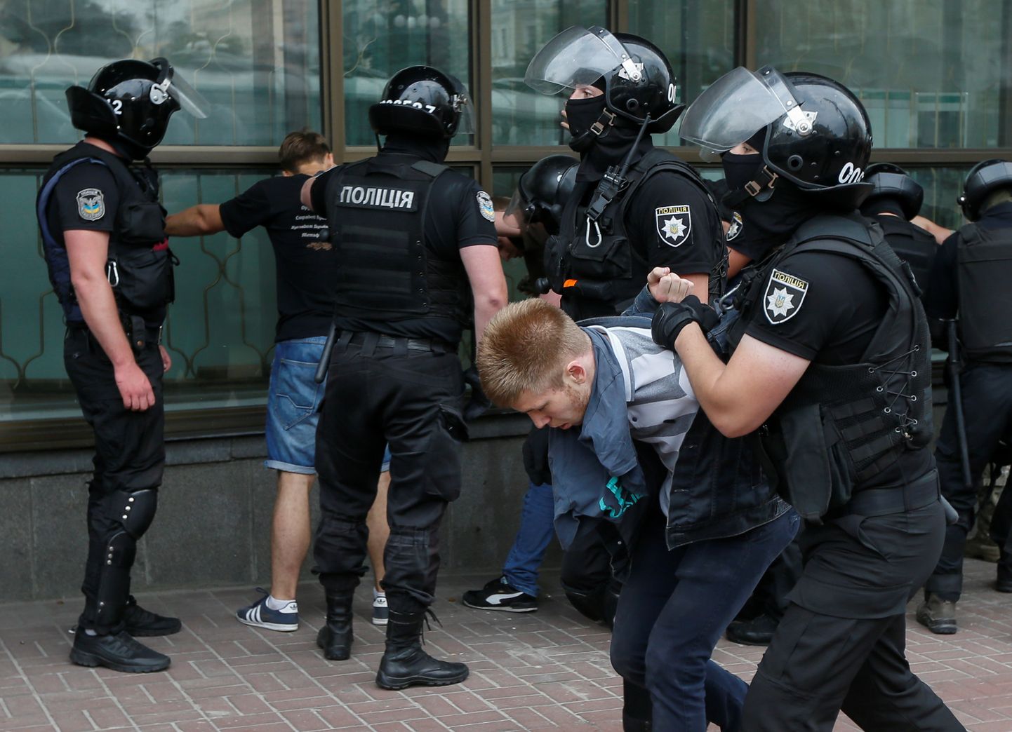 Kiievi politsei pidas kinni geiparaadi vastu protesteerivad äärmusparempoolsed.