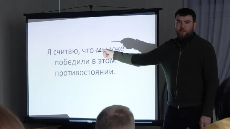 Во время победной для себя президентской кампании Владимир Зеленский обещал подробнее присмотреться к языковым законам, принятых во время президентства Петра Порошенко, уже после победы. На деле - политика мягкой украинизации в Украине продолжалась и после смены власти