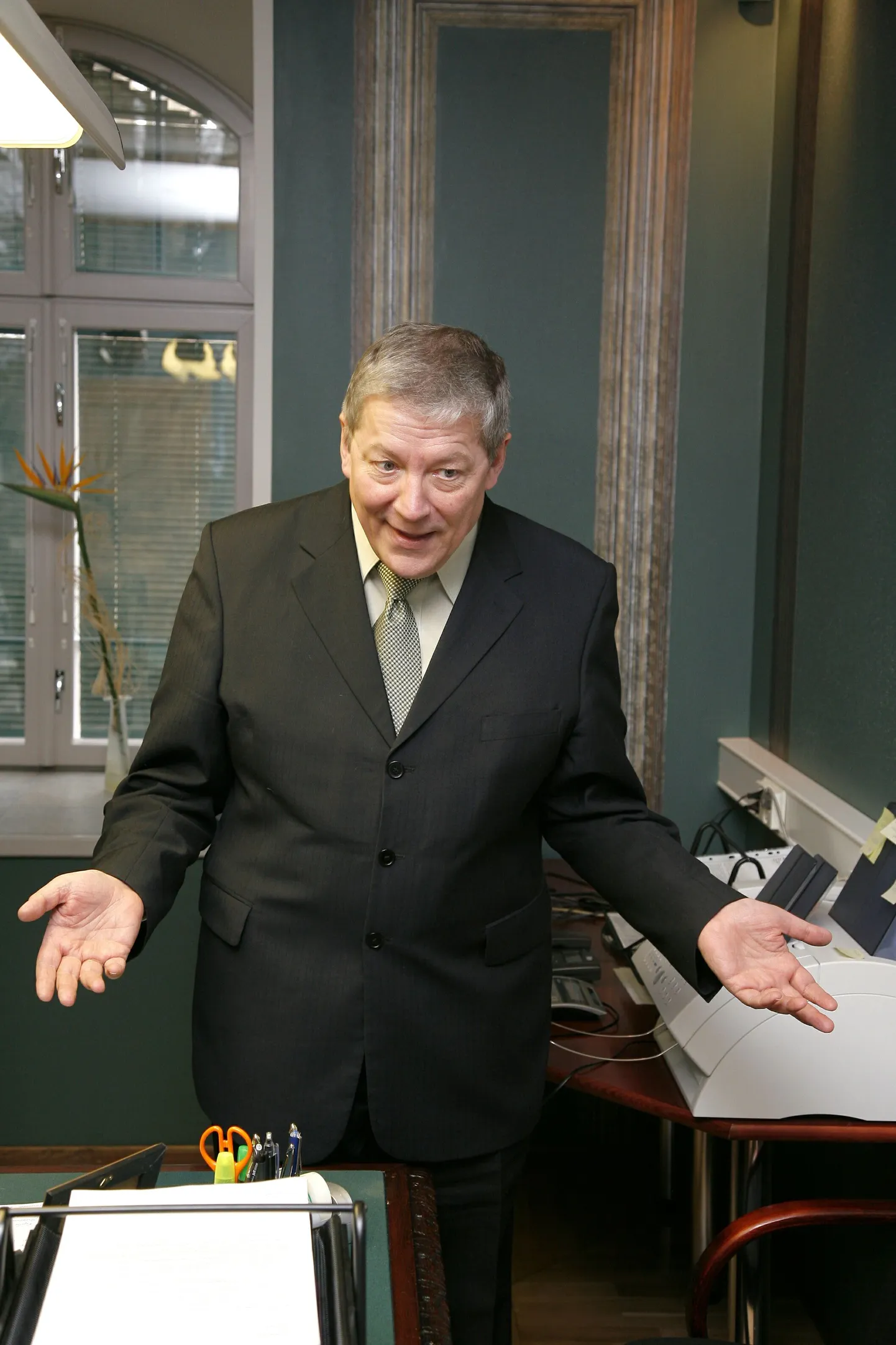 Lääne ringkonnaprokuratuuri juhtivprokurör Jüri Pikma ei pidanud võimalikuks Pärnu linnapeale Mart Viisitammele ja abilinnapeale Simmo Saarele esitatud süüdistusi kommenteerida.