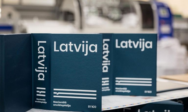 Nacionālās enciklopēdijas pirmais drukātais sējums "Latvija"