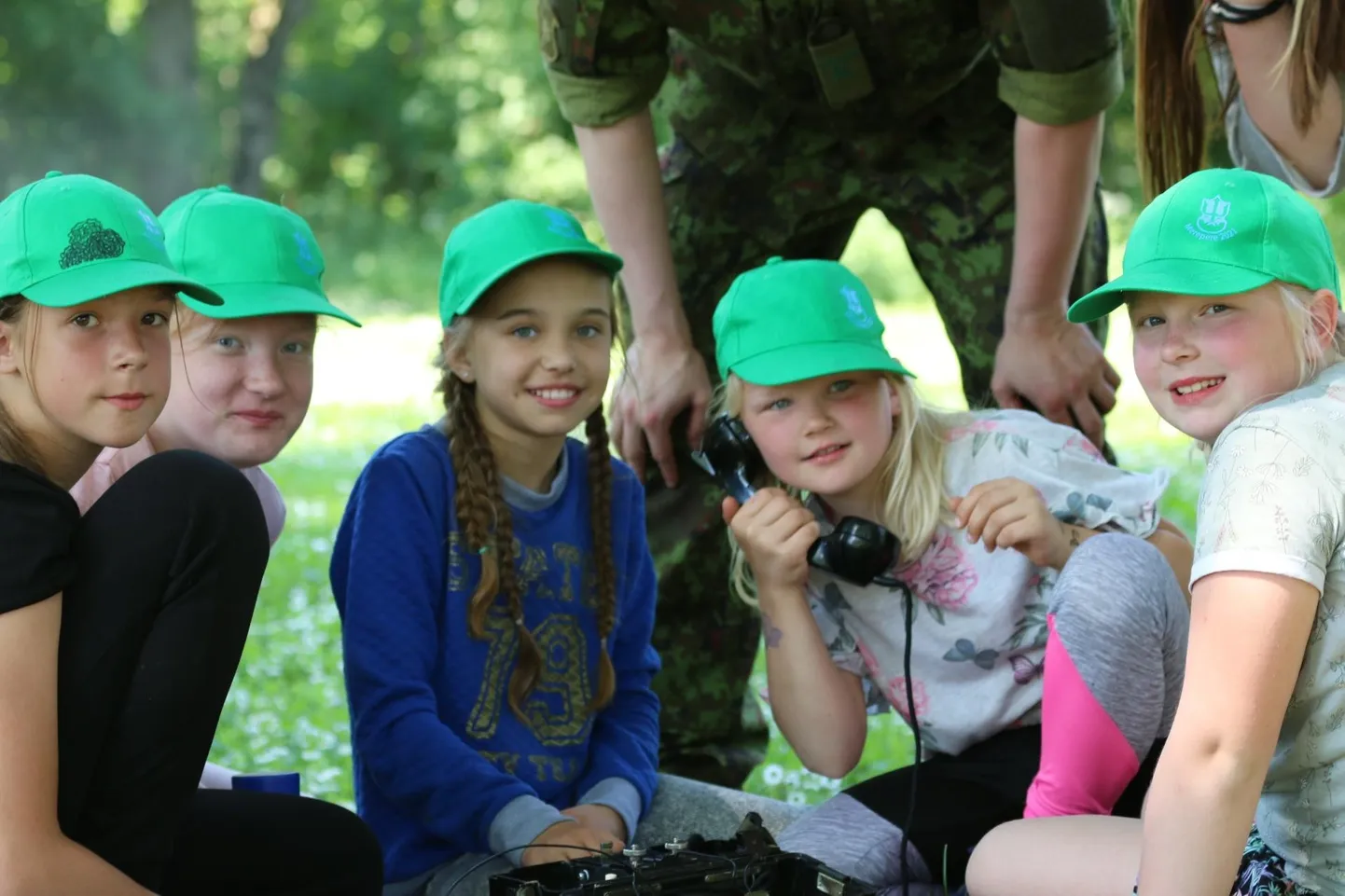 VÄLITELEFONI KATSETAVAD Brigitta-Mia Paasma, Kädi Aulik, Õnne-Mari Viherpuu, Kristella Šaluhhin ja Tea Kesküla.