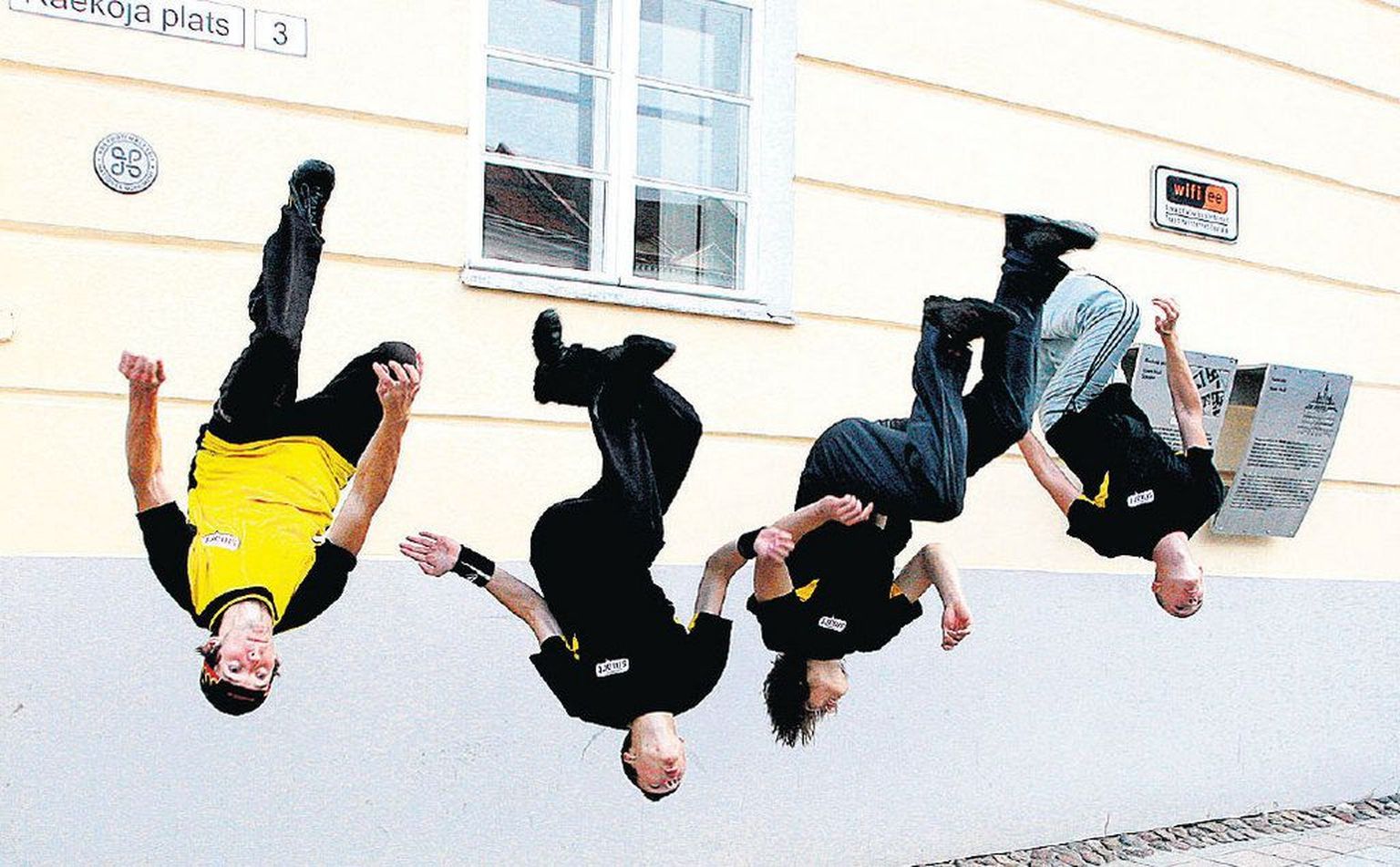 Tartu südalinnas peetud ekstreemspordifestivalil Extreme Battle 2007 trotsisid gravitatsiooni ja panid pealtvaatajad ahhetama Taaniel Uleksin (vasakult), Nikita Balanov, Mart Muru ja Ats Mölder.