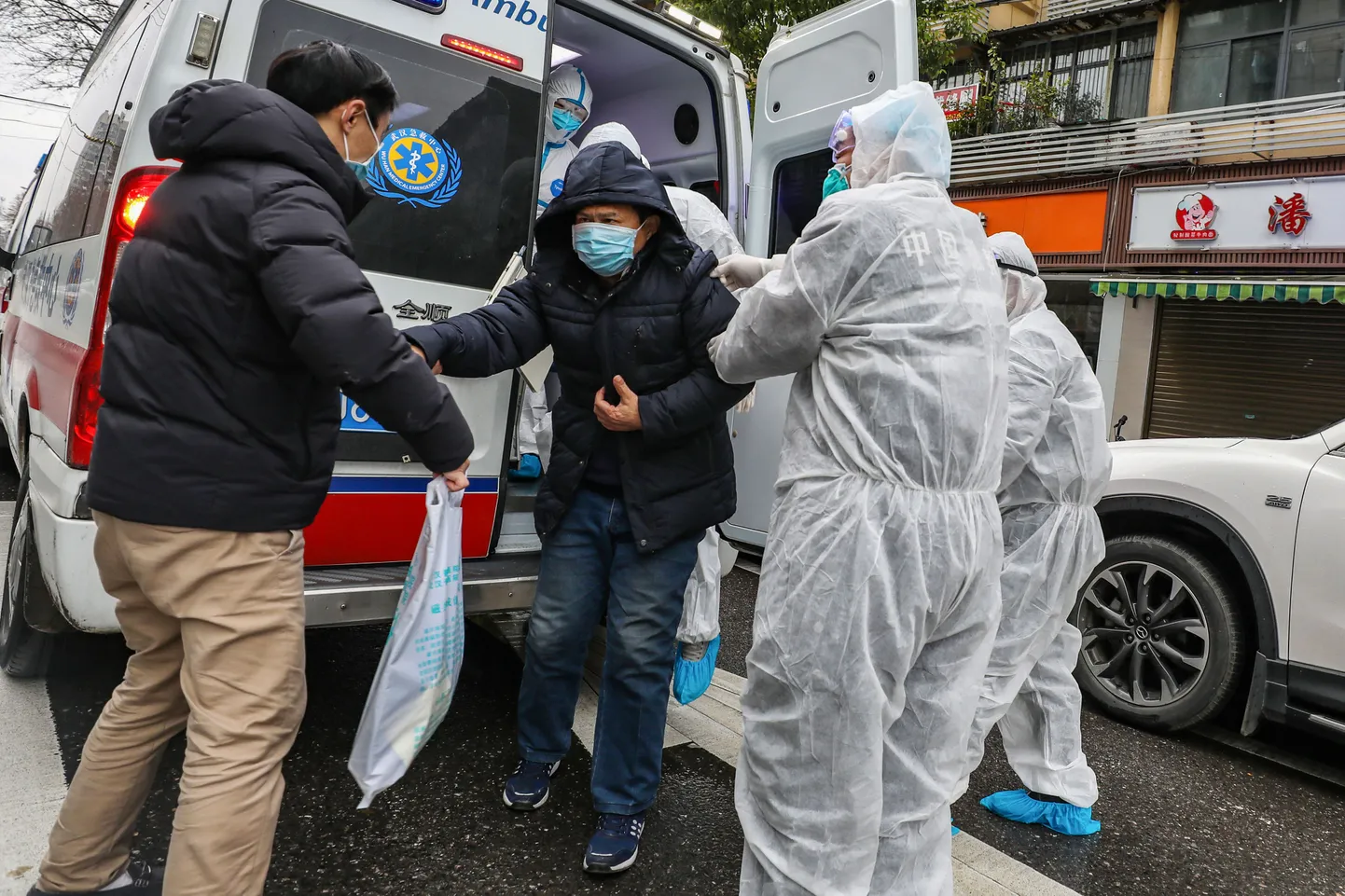 Wuhani linnas tuleb kiirabitöötajatel pidevalt haigusnähtudega inimesi transportida.