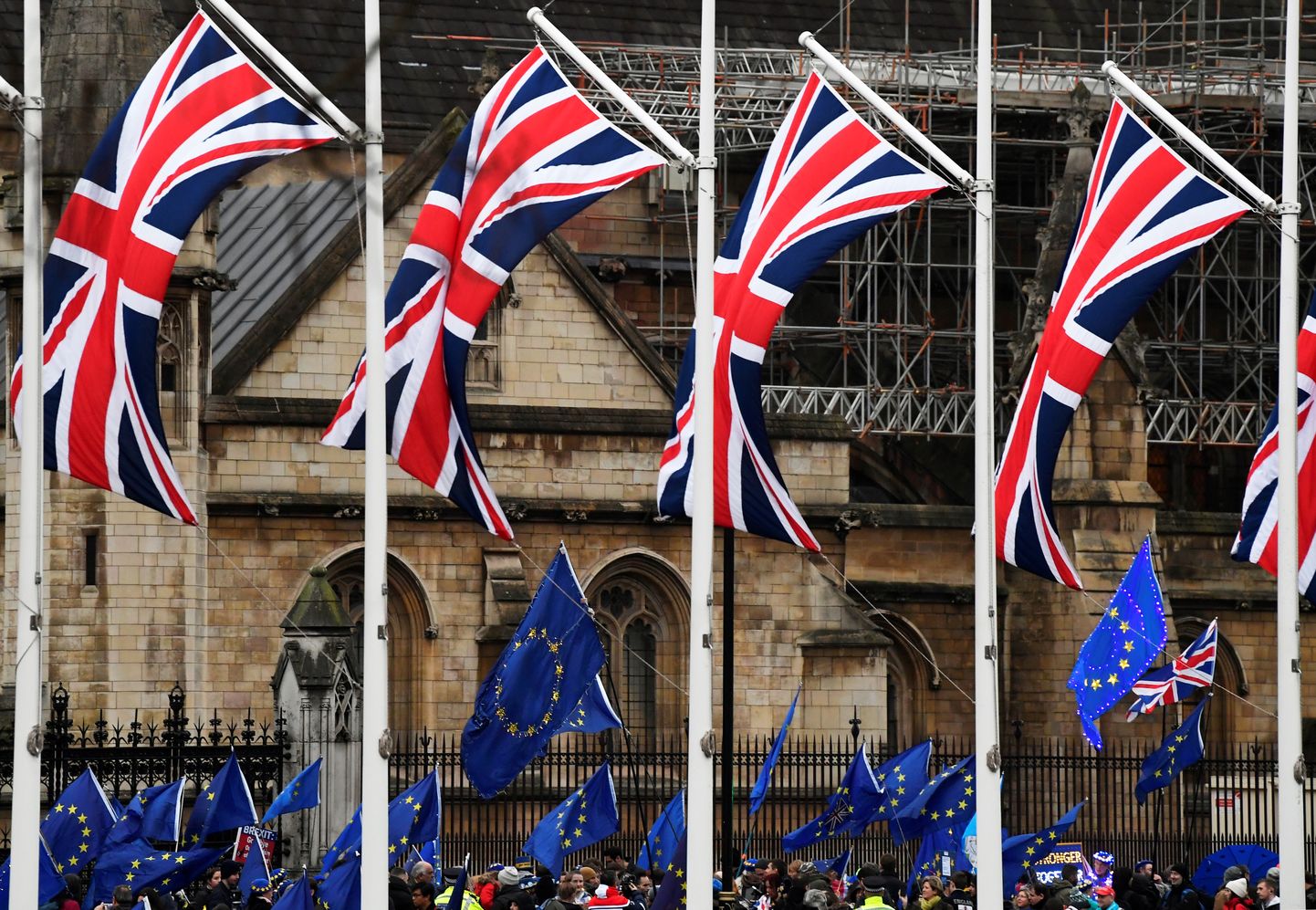 Ühendkuningriigi ja Euroopa Liidu lipud meeleavaldusel Briti parlamendi juures.