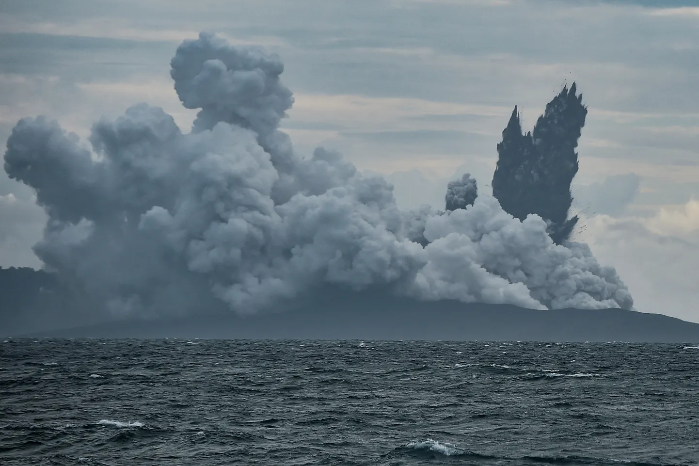 Indonēzijas Anak Krakatau vulkāns