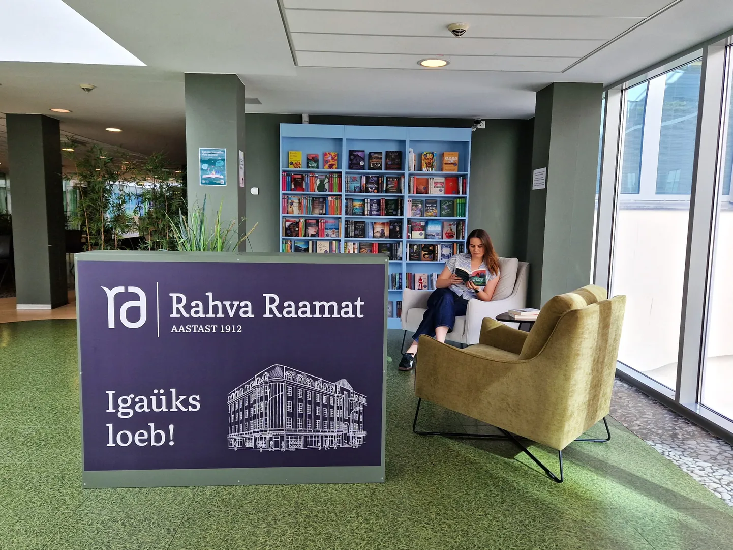 Rahva Raamat avas Regionaalhaigla C-korpuse aatriumis lugemisnurga.