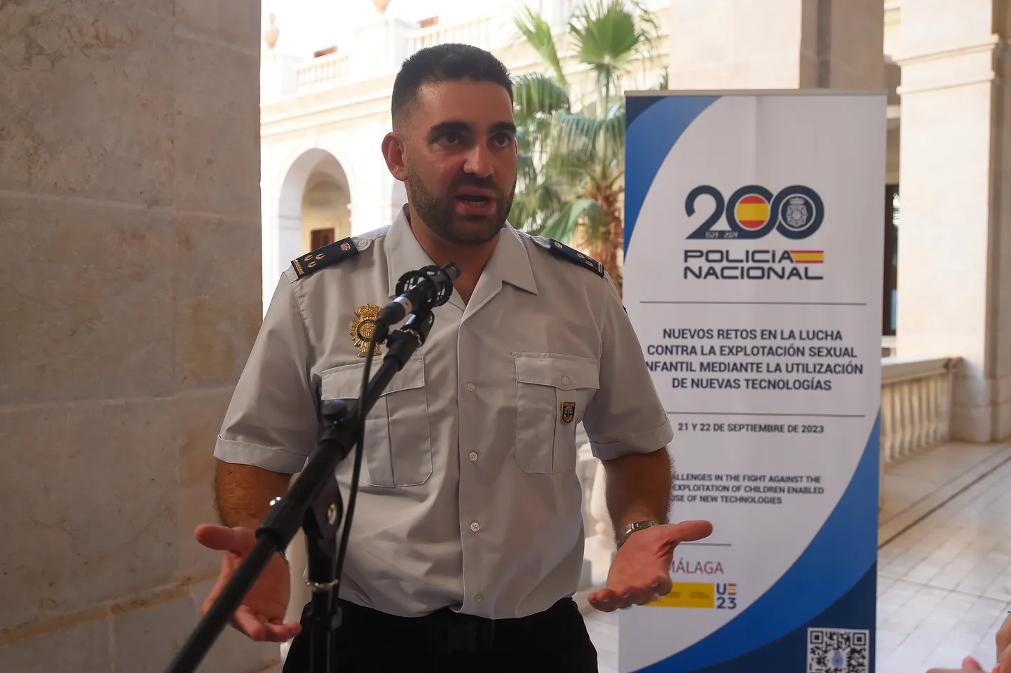 Küberkuritegevuse kesküksuse lastekaitserühma juht Javier Izquierdo de la Rosa rääkimas meediaga seoses Almendralejo linnas läbiviidava uurimisega pärast tehisintelekti abil alaealiste tüdrukute alasti fotode avaldamise skandaali 20. septembril 2023. aastal.