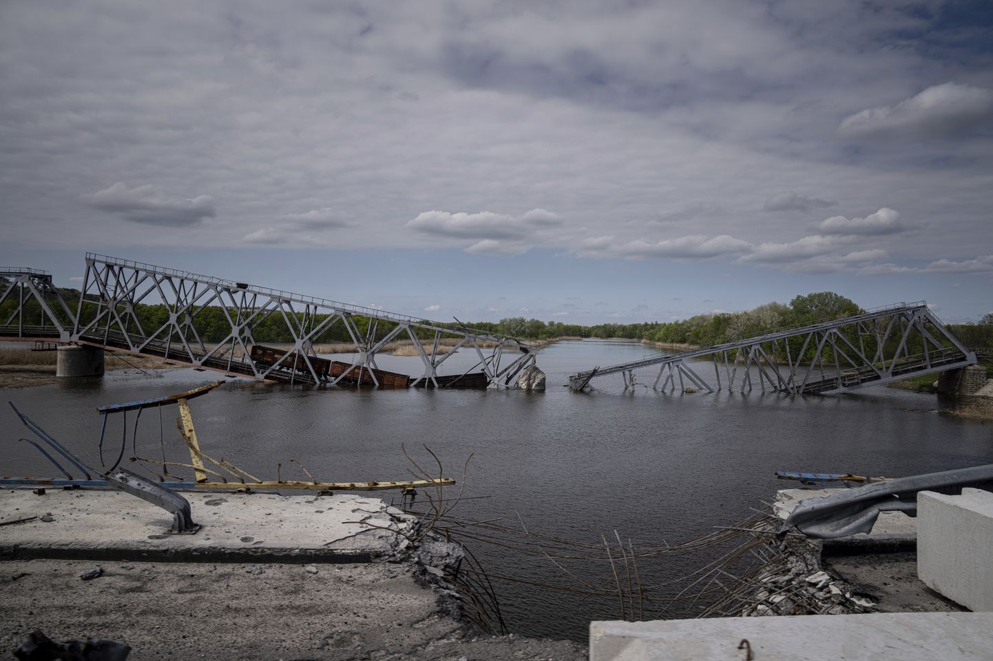 Purustatud raudteesild Donetsi jõe kohal Raihorodka lähistel Donetski oblastis 30. aprillil.