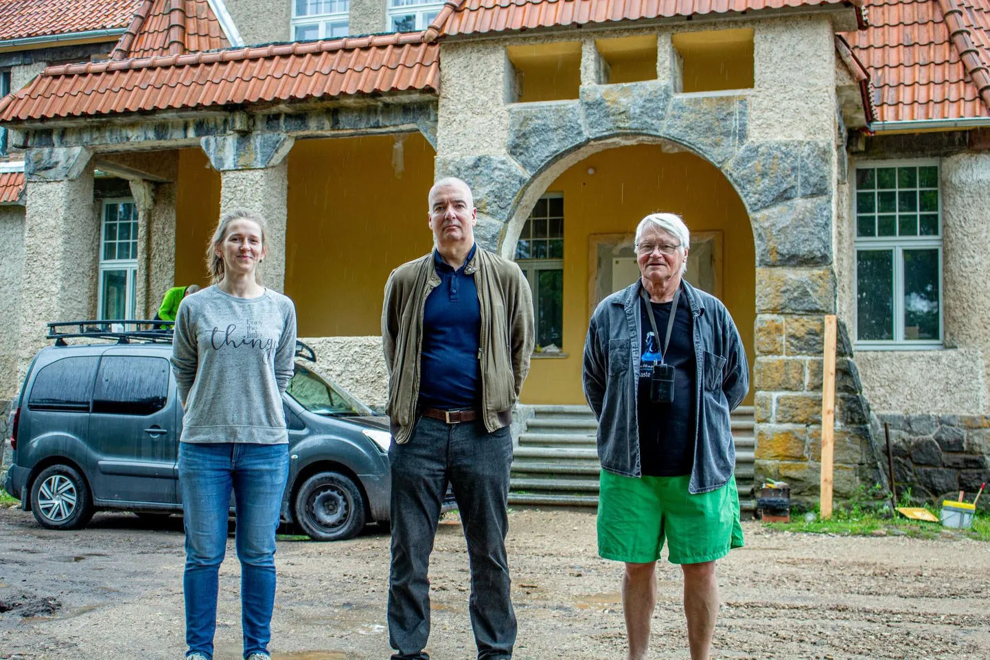 Lossi projektijuht Anna Pullerits (vasakult), mõisa omanik Vahur Kivistik ja klaverimuuseumi eestvedaja Alo Põldmäe korraldasid esmaspäeval viimaseid ettevalmistusi enne avamist.