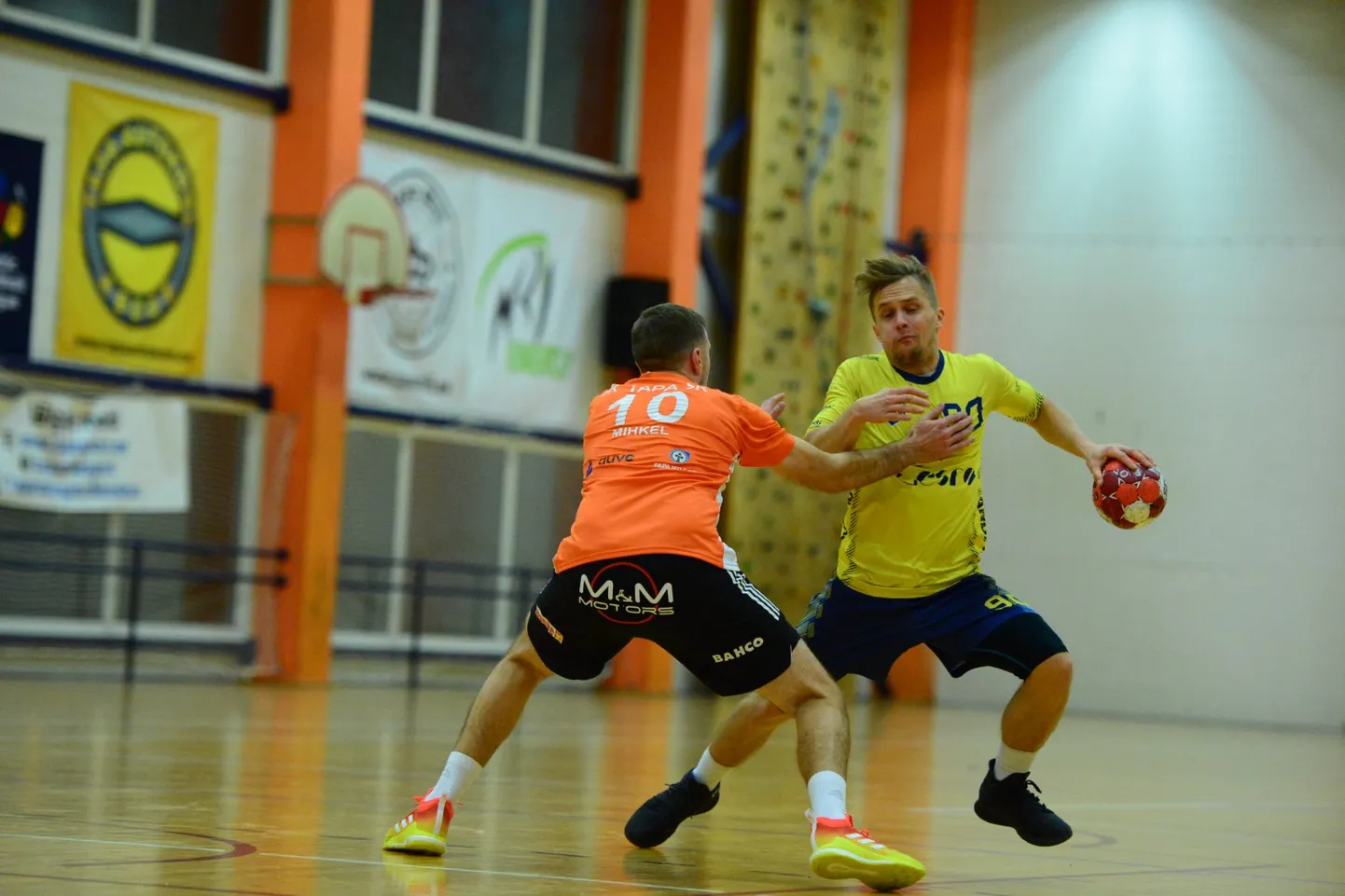 Viljandi HC paremääred viskasid SK Tapa vastu 13 väravat – Oliver Ruut tabas üheksa ja Ott Varik (palliga) neli korda.