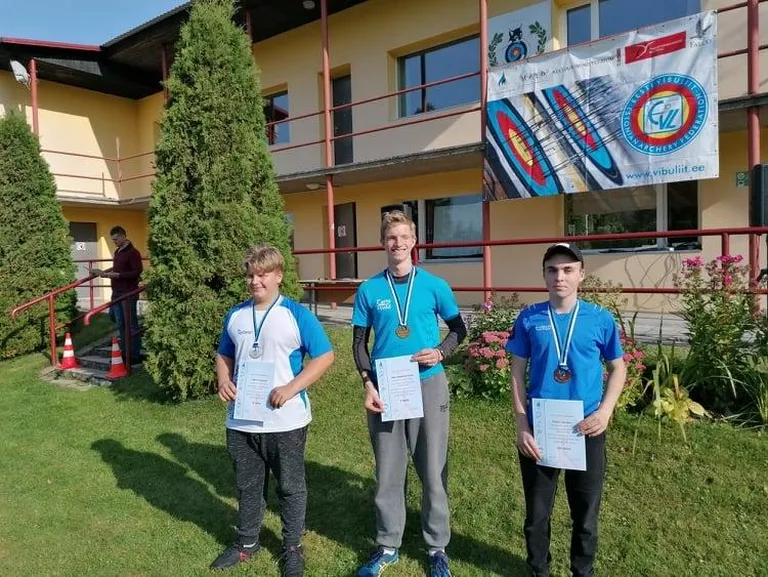 Pärnu Meelise vibusportlane Kirill Golikov (paremal) saavutas kolmanda koha Uku Andreas Reigo (keskel, Tartu VK / Tartu Valla SK) ja Märten Merioja järel.