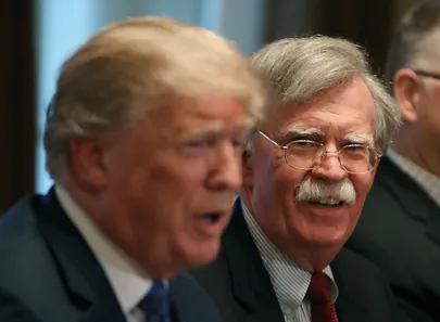 John Bolton (paremal) ja Donald Trump.