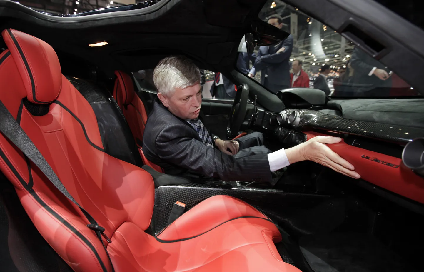 Wolfgang Hatz konkurendi Ferrari hübriidmudelit LaFerrari uurimas