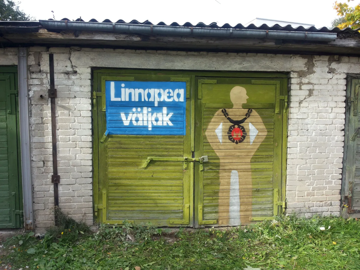 Roosi tänava ääres asub isetekkeline linnapea väljak.