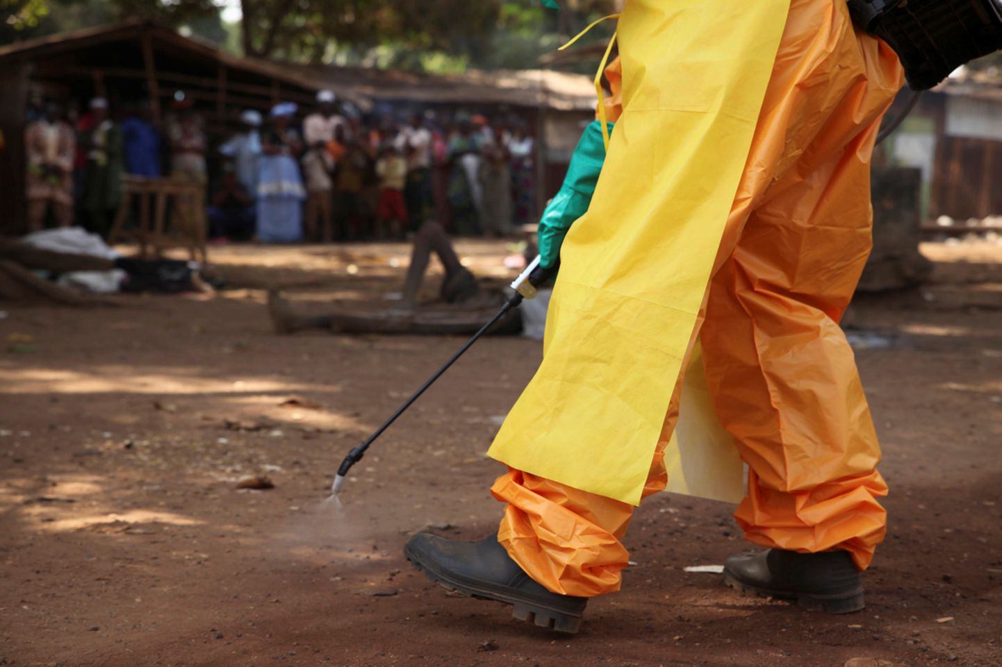 Prantsuse Punase Risti töötaja desinfitseerib pinda Guinea asulas 30. jaanuar 2015.