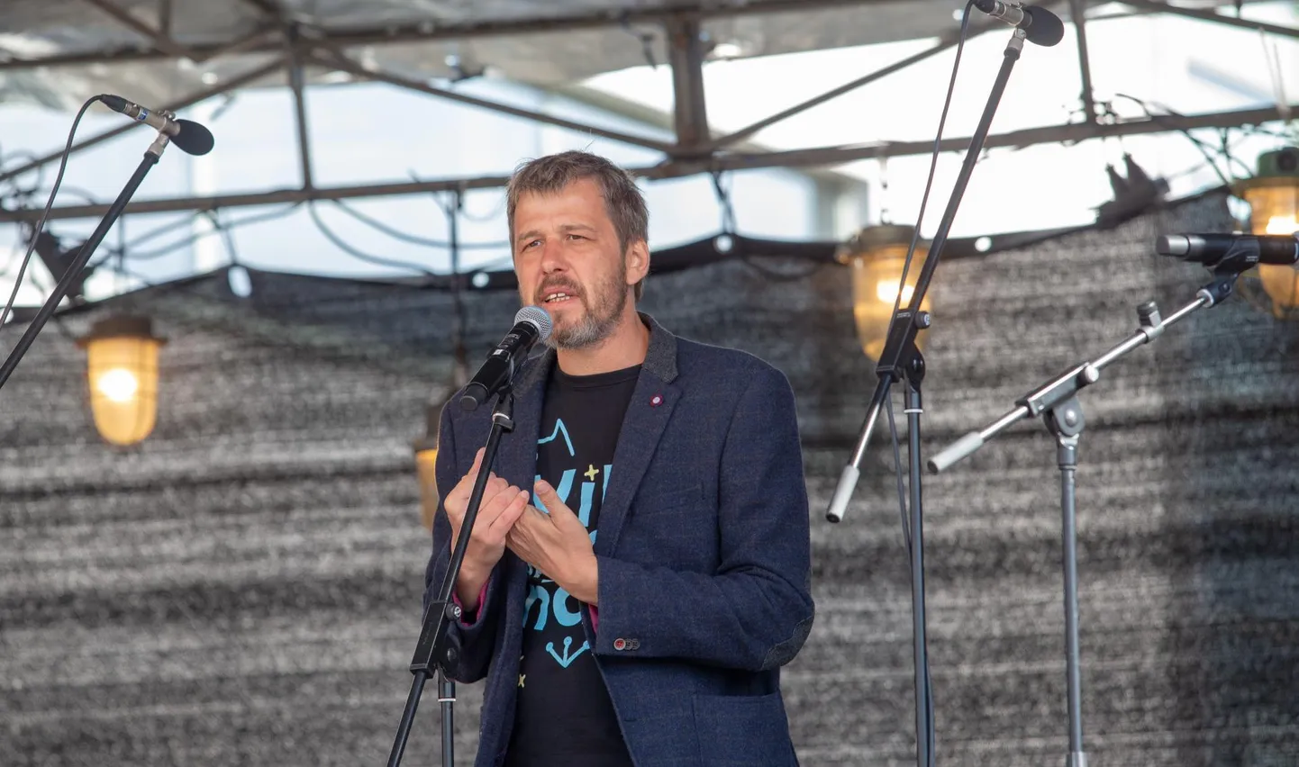 Linn peab lähiajal ära otsustama, mida teha eelseisvate üritustega. Sakala keskuse juht Jaanus Kukk leiab, et tänavu võiks hansapäevad ära jätta.
