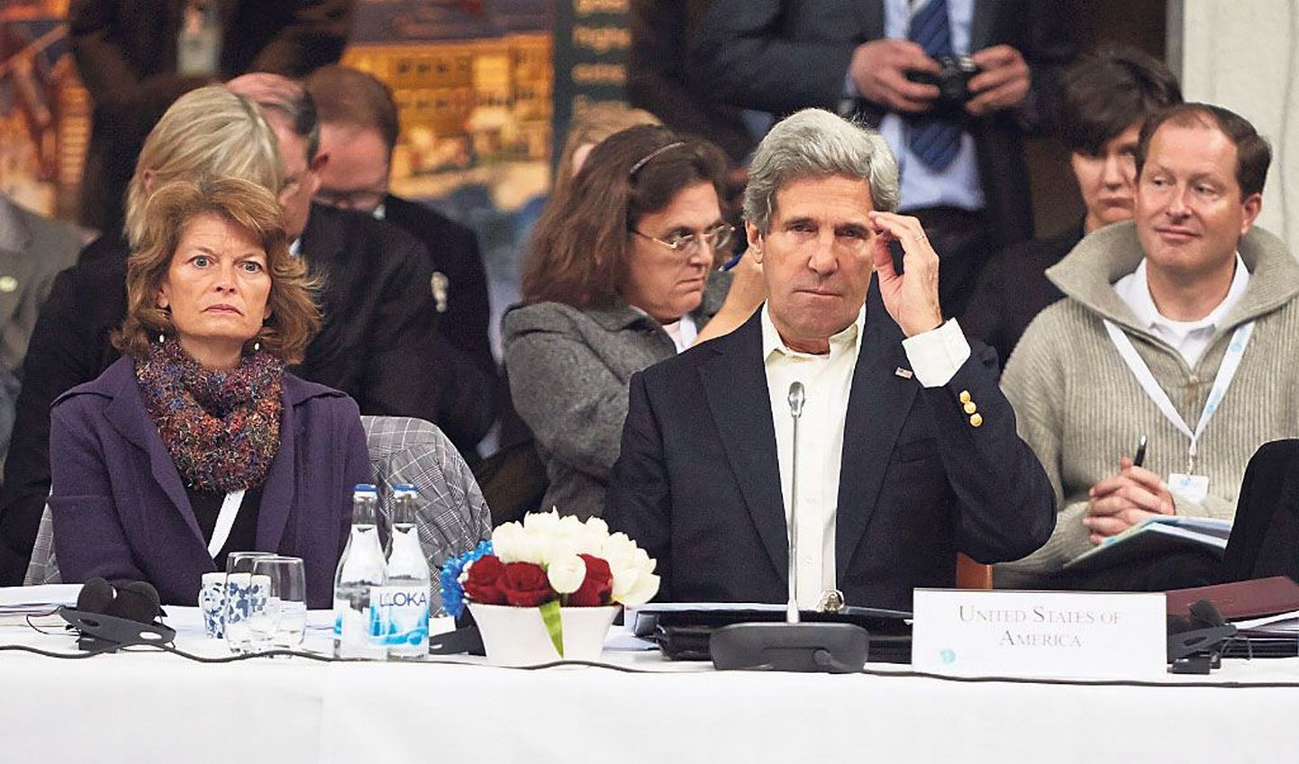 USA välisminister John Kerry (esiplaanil paremal) ja Alaskalt valitud senaator Lisa Murkowski Rootsis Kirunas.