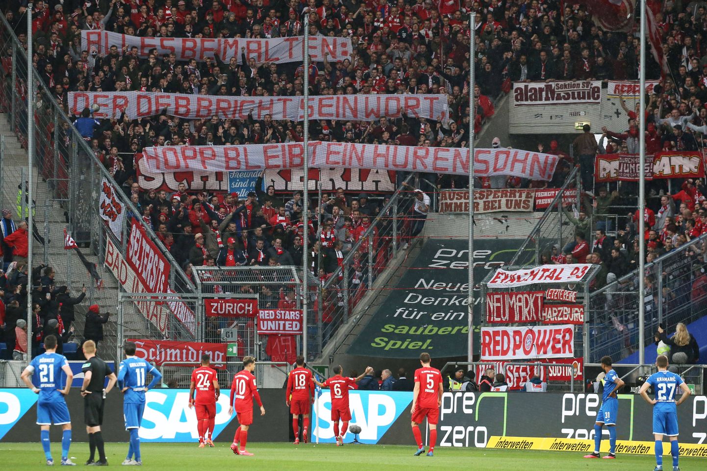 Bayerni mängijad palumas fännidel lõpetada.