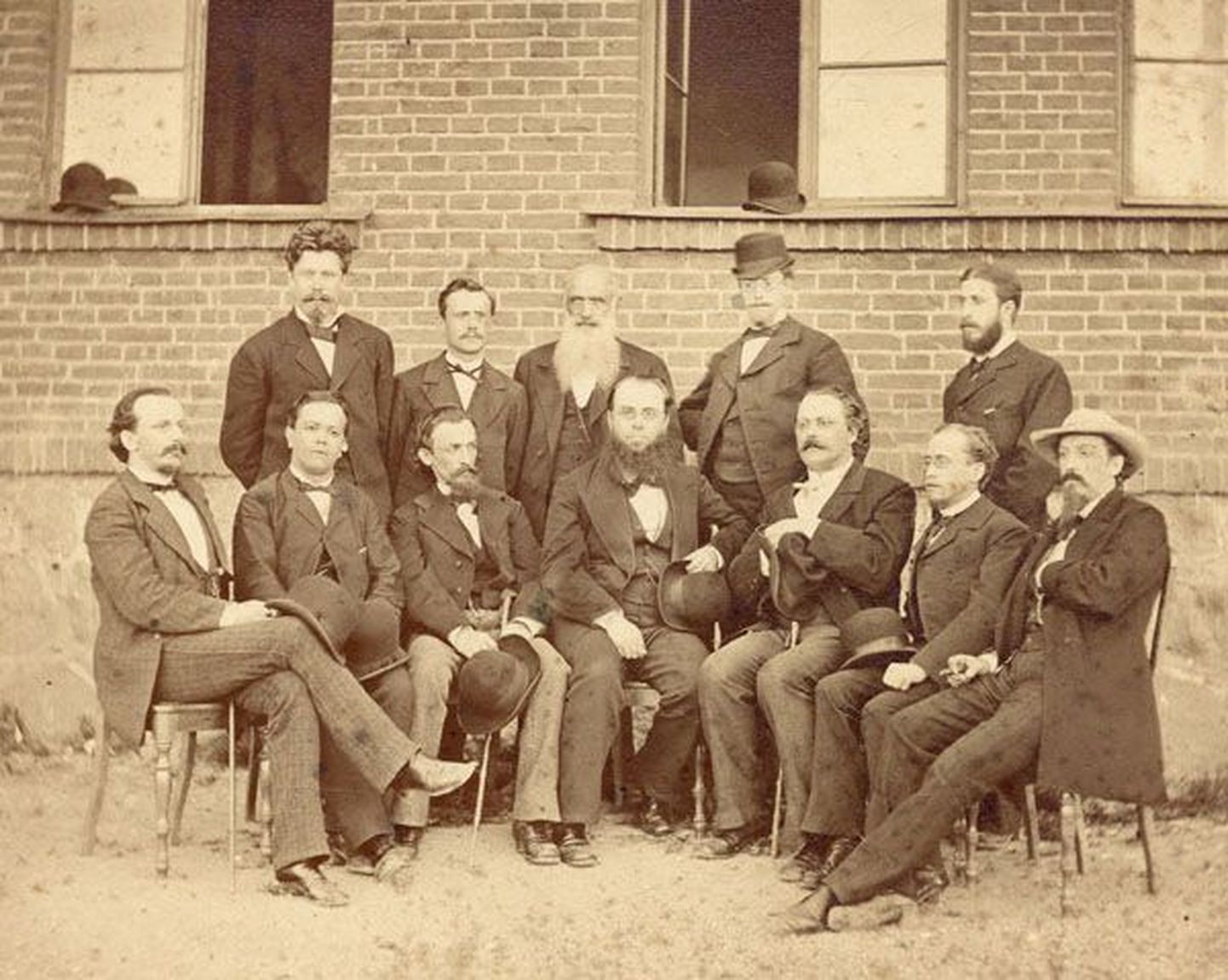 Pildil Livländisches Landesgymnasiumi õpetajaid aastast 1890. Kooli juhataja Franz Waldmann on ees keskel.