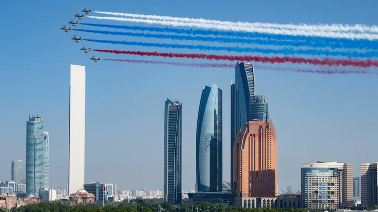 Путина в Абу-Даби встречали строевые верблюды, почетный караул и небо цвета российского флага
