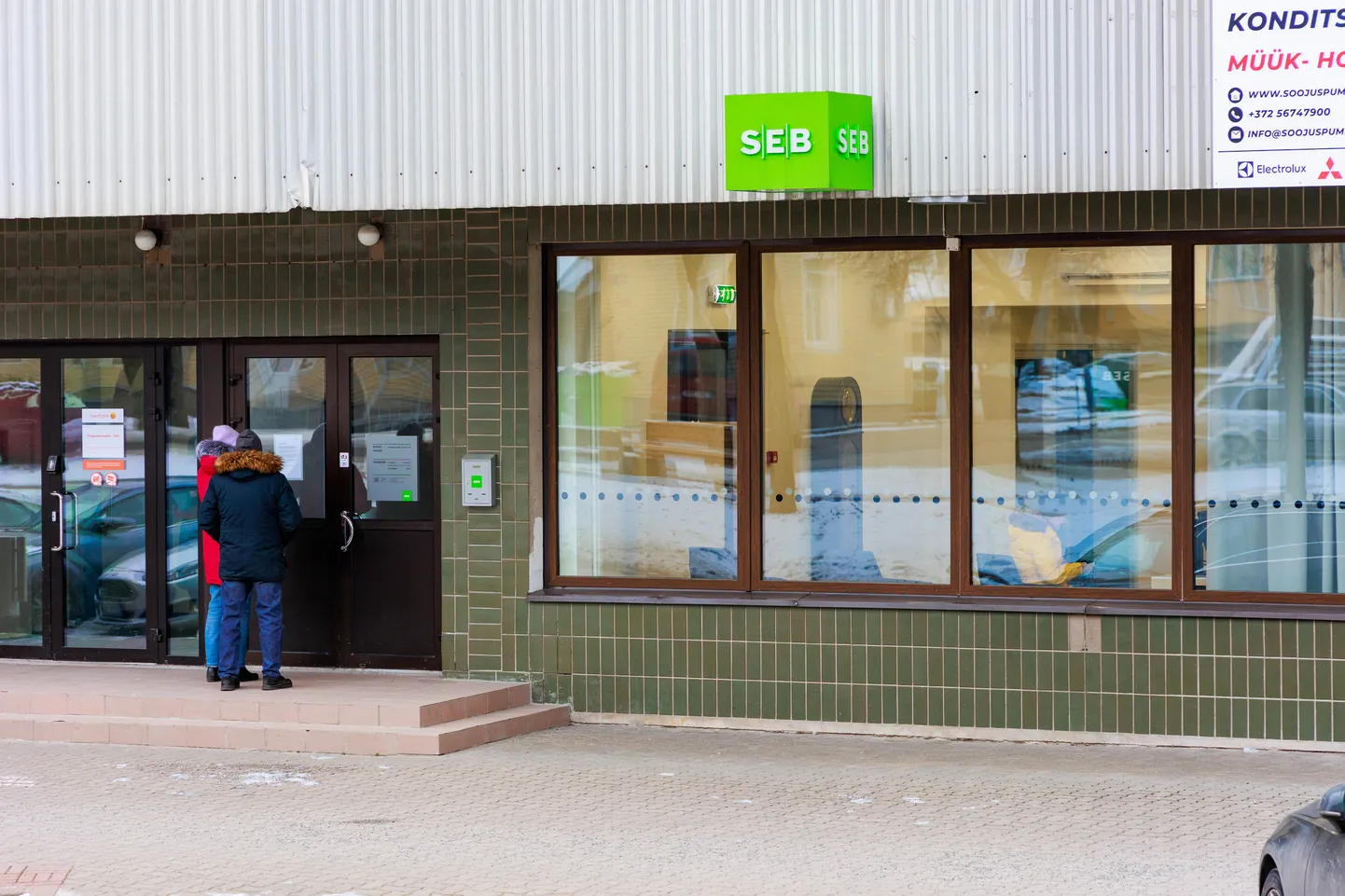 Kuigi SEB esindajad kinnitavad, et kliente on jäänud väheks, võib kontoris kohapeal näha ootejärjekorda.