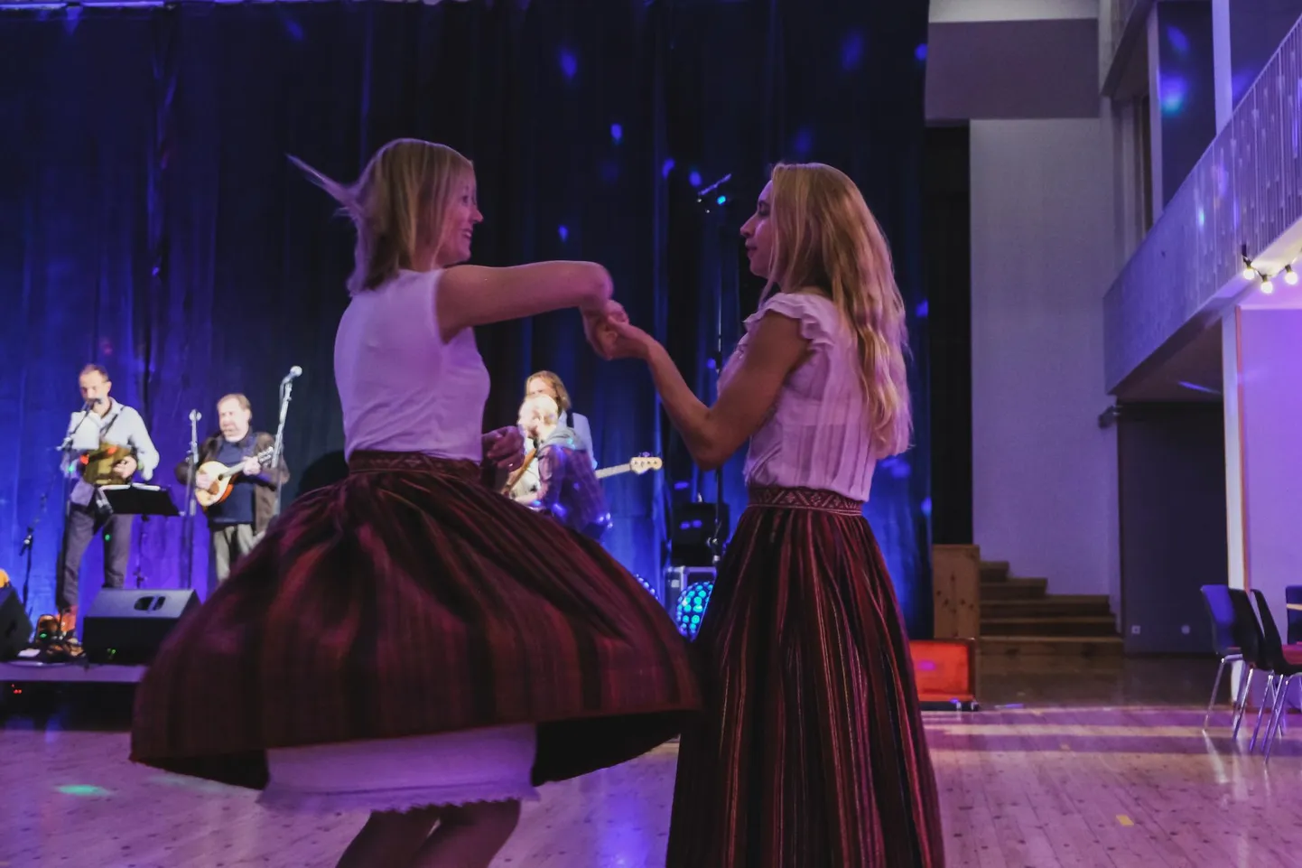 Kuigi see kohe välja ei paista, siis süvatasandil on eesti keel pitsiline. Pildil tantsivad Kihnu tüdrukud nii hoogsalt, et pitsid paistavad.