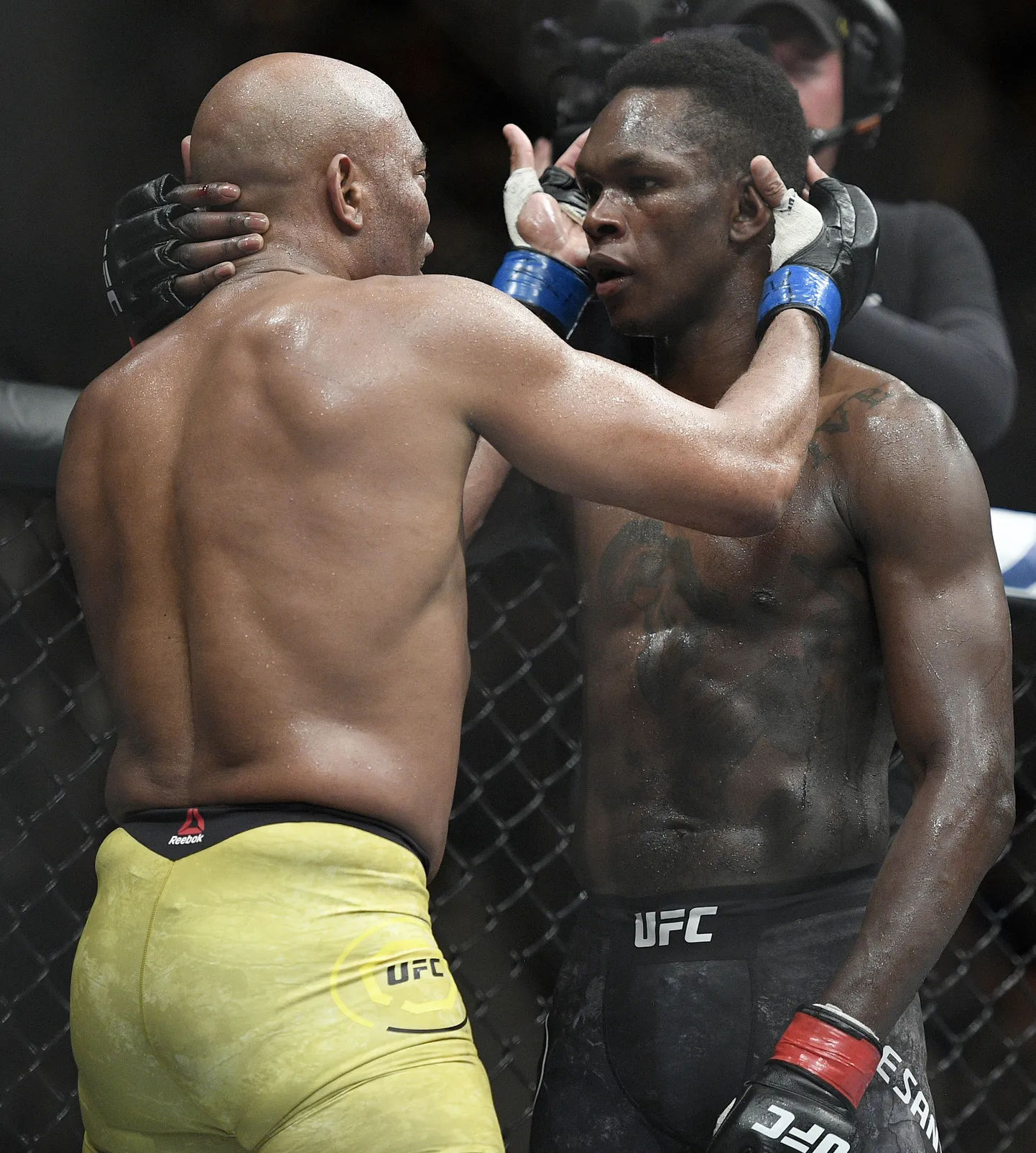 Anderson Silva embamas Israel Adesanyat pärast nende pinevat matši.