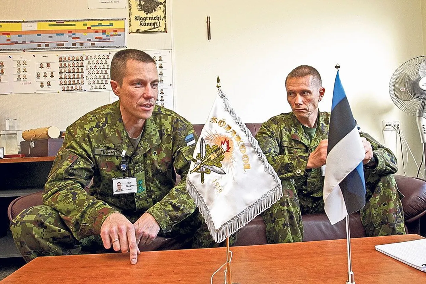 Kõrgema sõjakooli ülem kolonelleitnant Mati Tikerpuu (vasakul) ja sõjakooli veebel vanemveebel Helari Pilve räägivad kooli värskest rivilaulust.