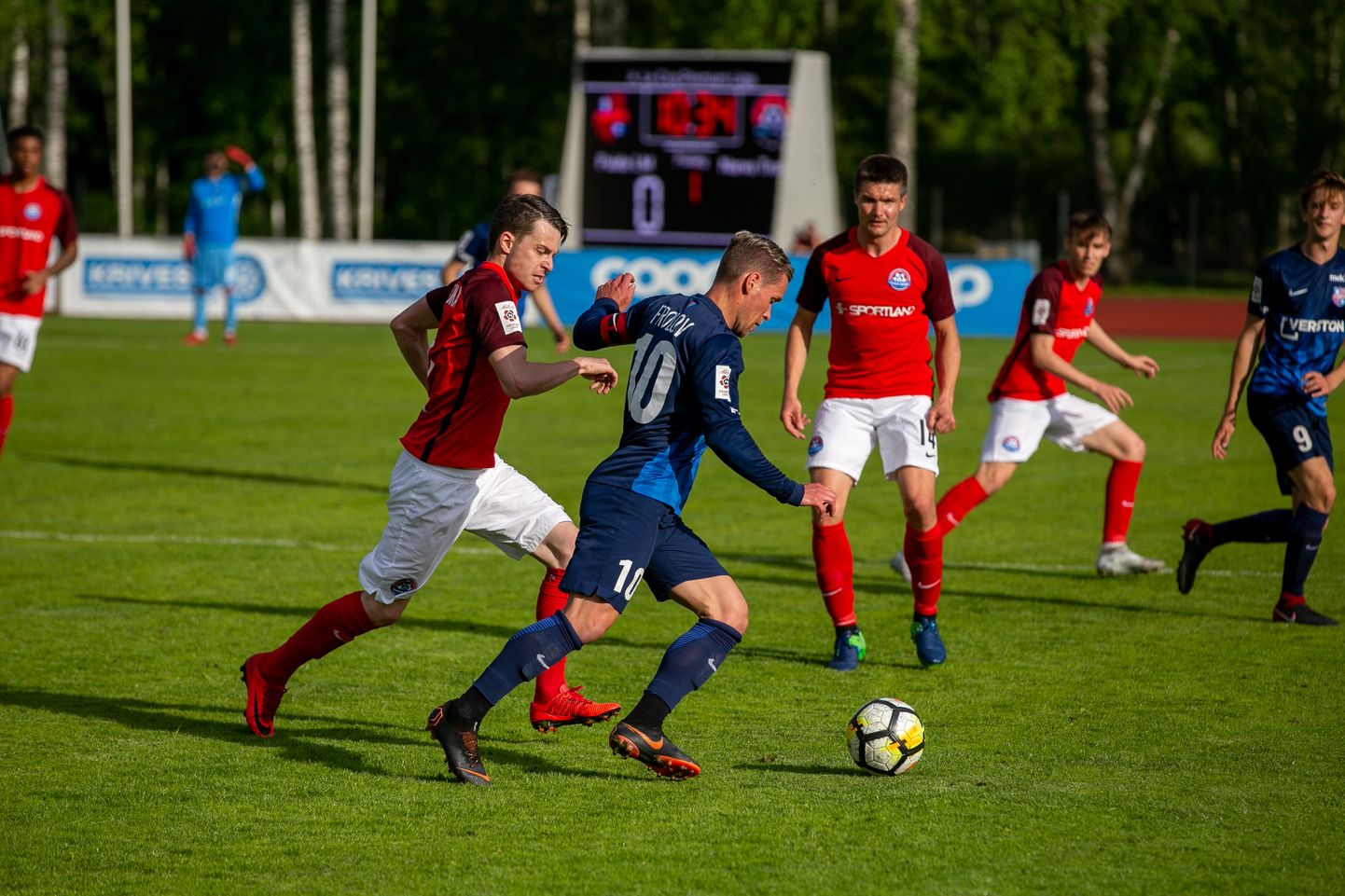 Paide Linnameeskonna (sinises) ja Narva Transi (punases) mängumehed.
