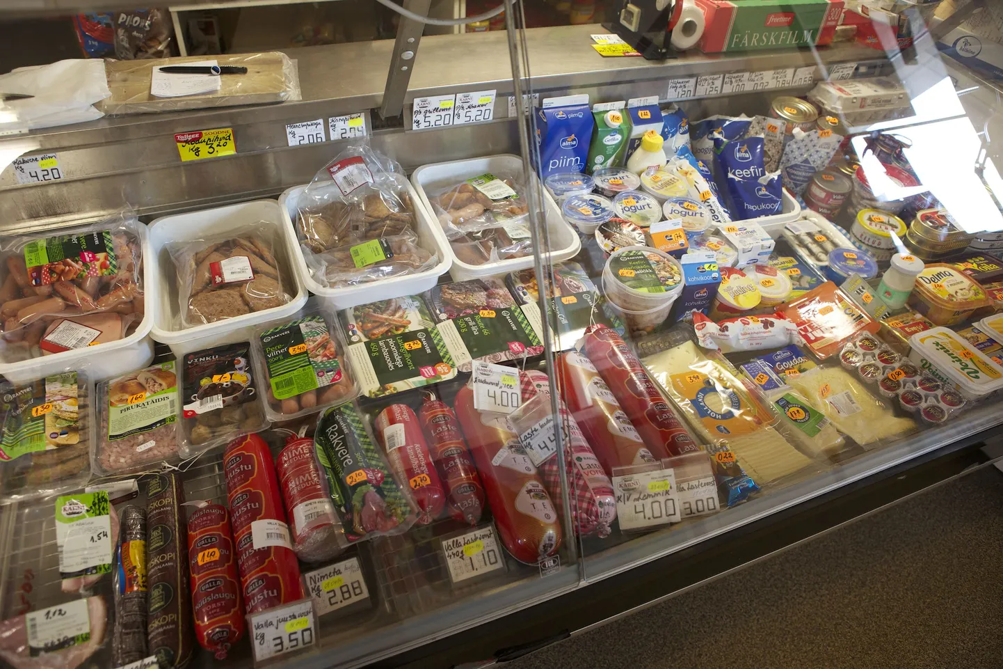 Väikepoed koguvad ellujäämiseks ja pildis olemiseks allkirju.