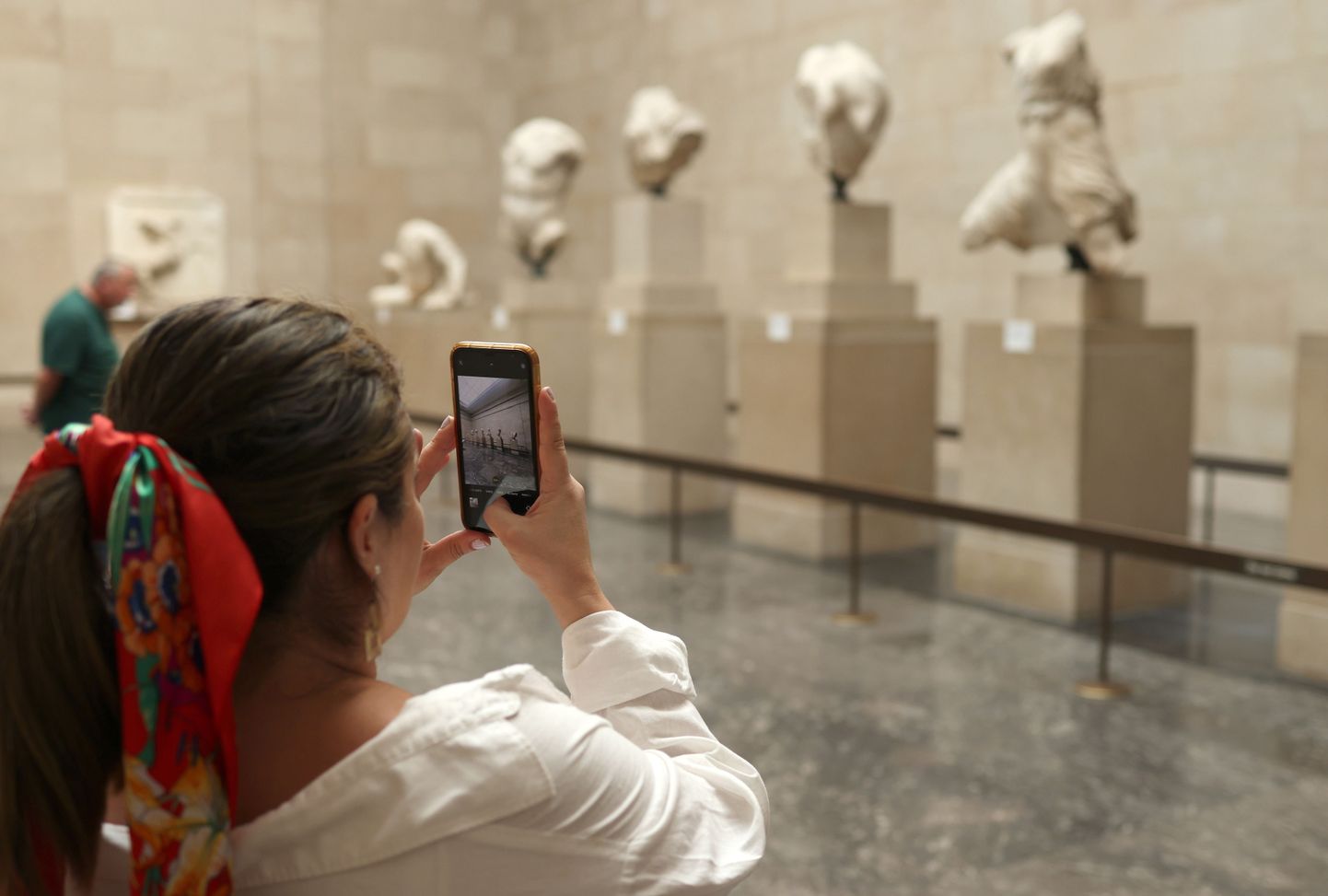 Naine tutvumas Briti muuseumi väljapanekuga. Foto on illustreeriv.