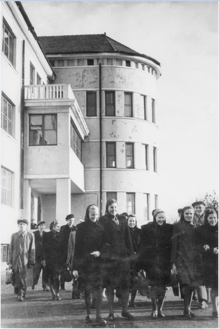 Учащиеся школы № 1. Примерно начало 1960-х год.