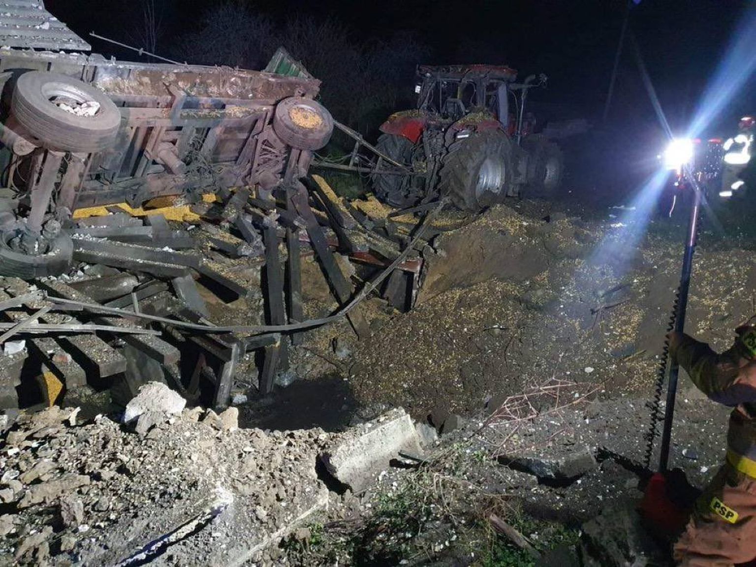 В польское село Пшеводув в восьми километрах от украинской границы прилетела 
ракета. Двое фермеров погибли на месте.